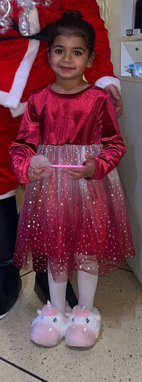 Maeli participe au concours pour gagner de l'argent avec cette photo : baby_toddler_clothing, day_dress, electric_blue, embellishment, event, fashion_design, formal_wear, gesture, jewellery, joy, magenta, neck, one_piece_garment, pattern, person, pink, purple, red, sleeve, textile