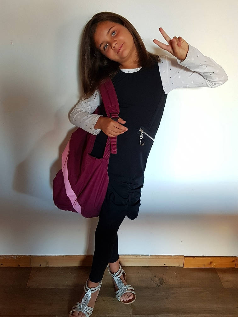 Camélia participe au concours pour gagner de l'argent avec cette photo : abdomen, active_pants, elbow, fashion_design, flash_photography, footwear, gesture, happy, human_leg, joint, knee, leg, person, shoe, sleeve, smile, sportswear, t_shirt, thigh, trunk