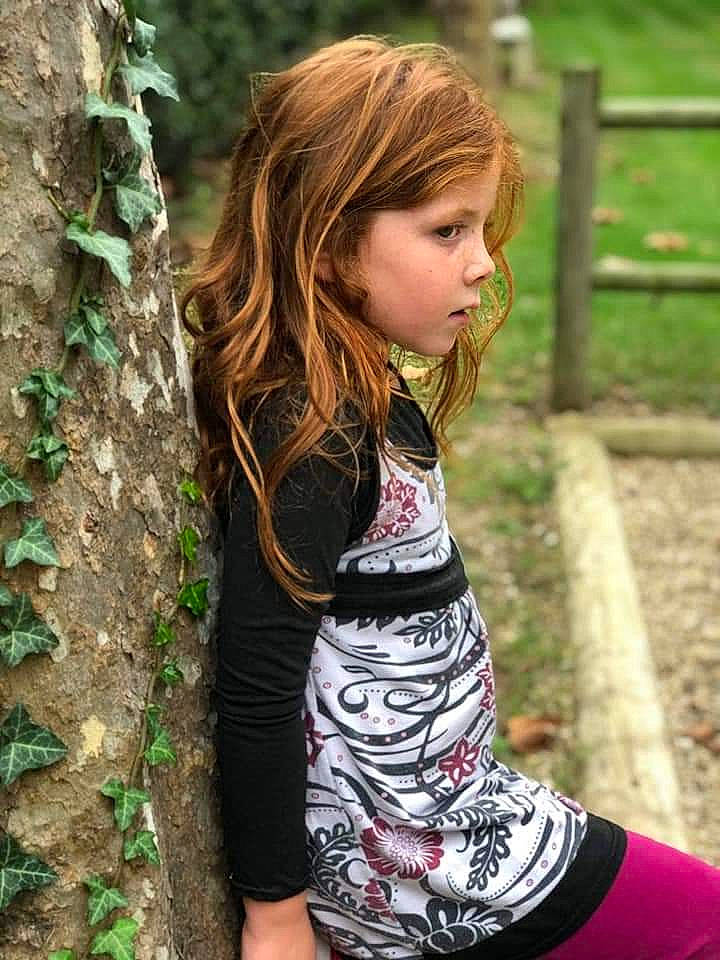 Manuella a rejoint le concours — aidez-le/la à gagner de superbes lots ! beauty, blond, child, clothing, fawn, grass, hair, happy, knee, long_hair, people_in_nature, person, plant, sleeve, t_shirt, thigh, tree, trunk, waist, wood