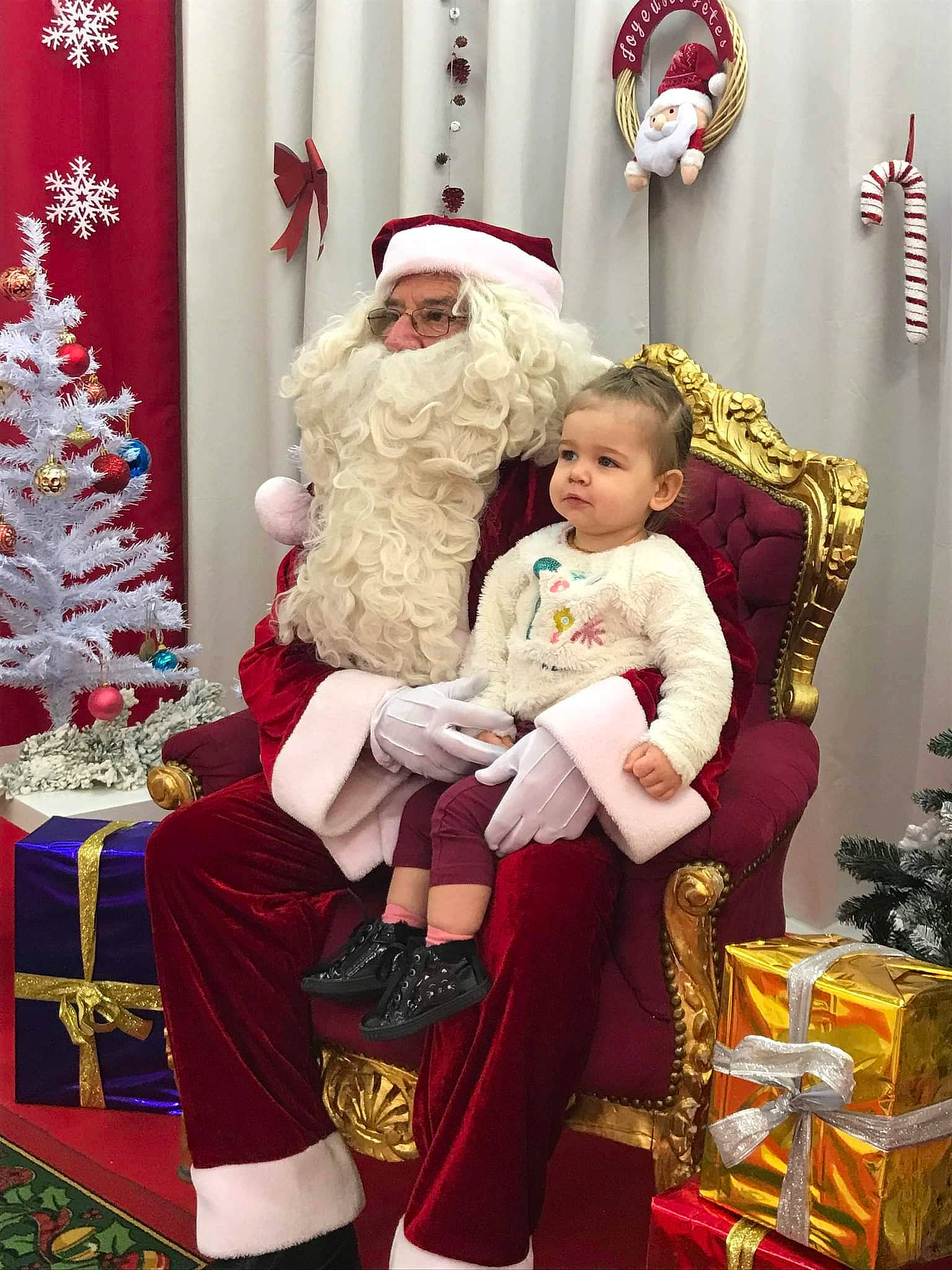 Liselya participe au concours pour gagner de l'argent avec cette photo : beard, chair, christmas, christmas_decoration, christmas_ornament, christmas_tree, curtain, decoration, event, hat, holiday, human_body, lap, ornament, person, plant, red, santa_claus, snapshot, tradition