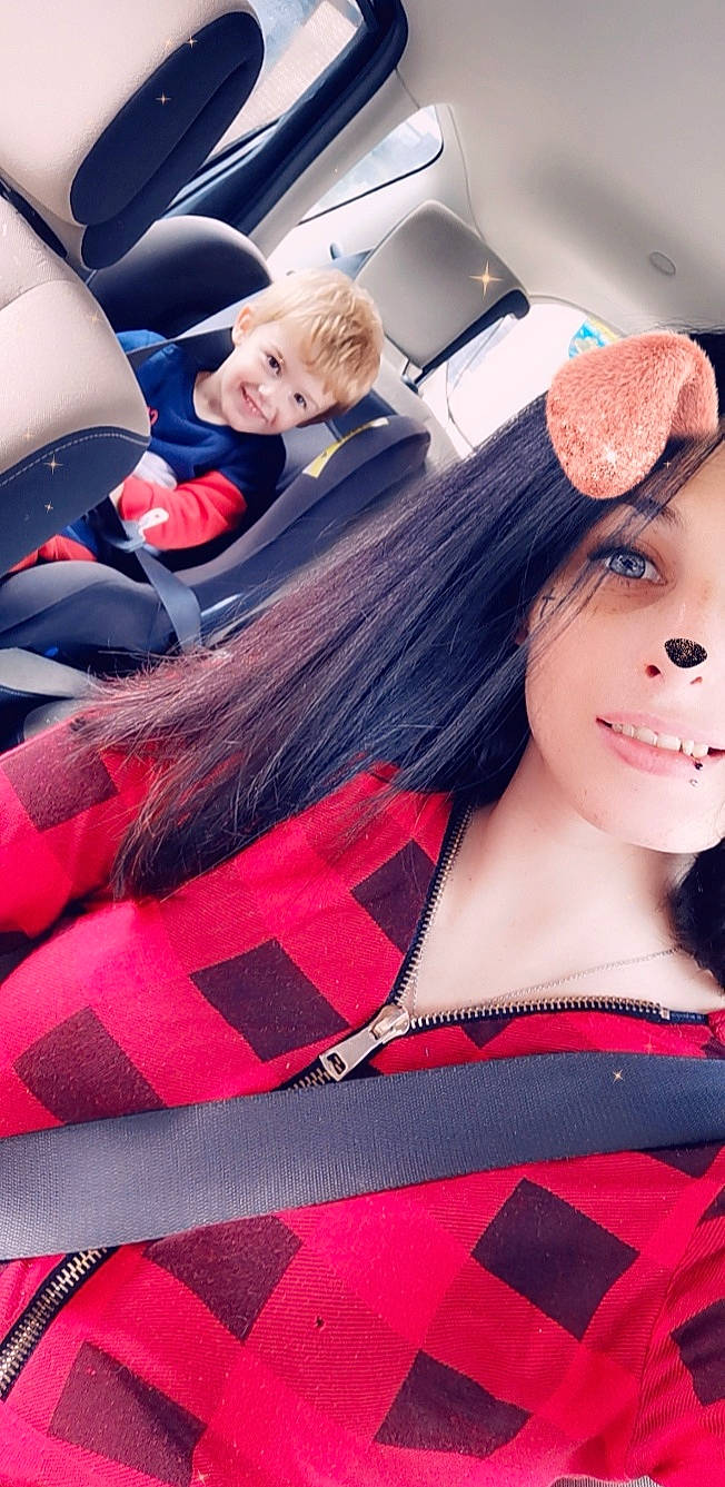 Ethan a rejoint le concours — aidez-le/la à gagner de superbes lots ! automotive_design, black_hair, comfort, cool, eyelash, face, happy, human, joy, lip, lipstick, long_hair, magenta, orange, outerwear, people, person, photograph, pink, red