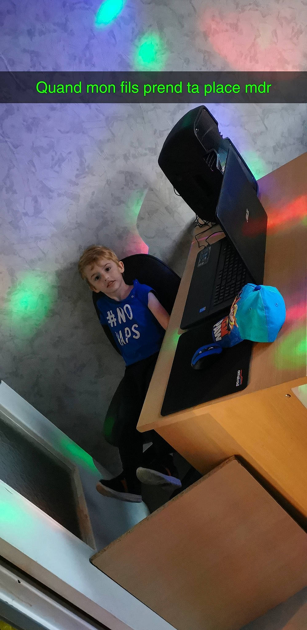 Ethan a rejoint le concours — aidez-le/la à gagner de superbes lots ! audio_equipment, cool, display_device, electronic_device, entertainment, flash_photography, font, fun, gadget, input_device, leisure, person, recreation, room, shorts, space, stairs, t_shirt, technology, visual_effect_lighting