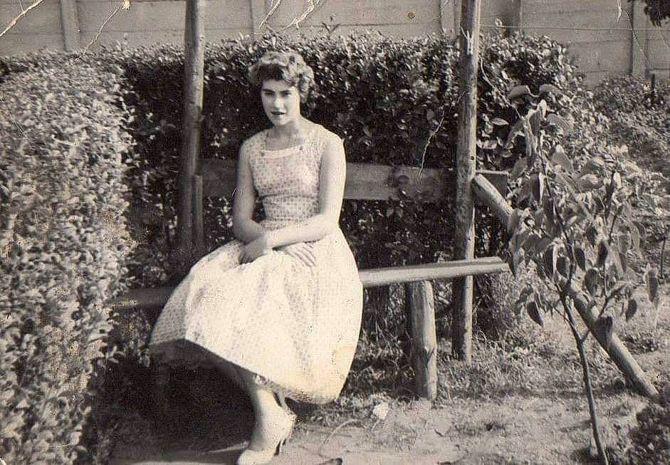 Leyna participe au concours pour gagner de l'argent avec cette photo : black_and_white, bridal_party_dress, dress, fashion_design, flash_photography, formal_wear, grass, human_leg, long_hair, monochrome, monochrome_photography, people_in_nature, person, plant, sitting, standing, style, tints_and_shades, tree, vintage_clothing