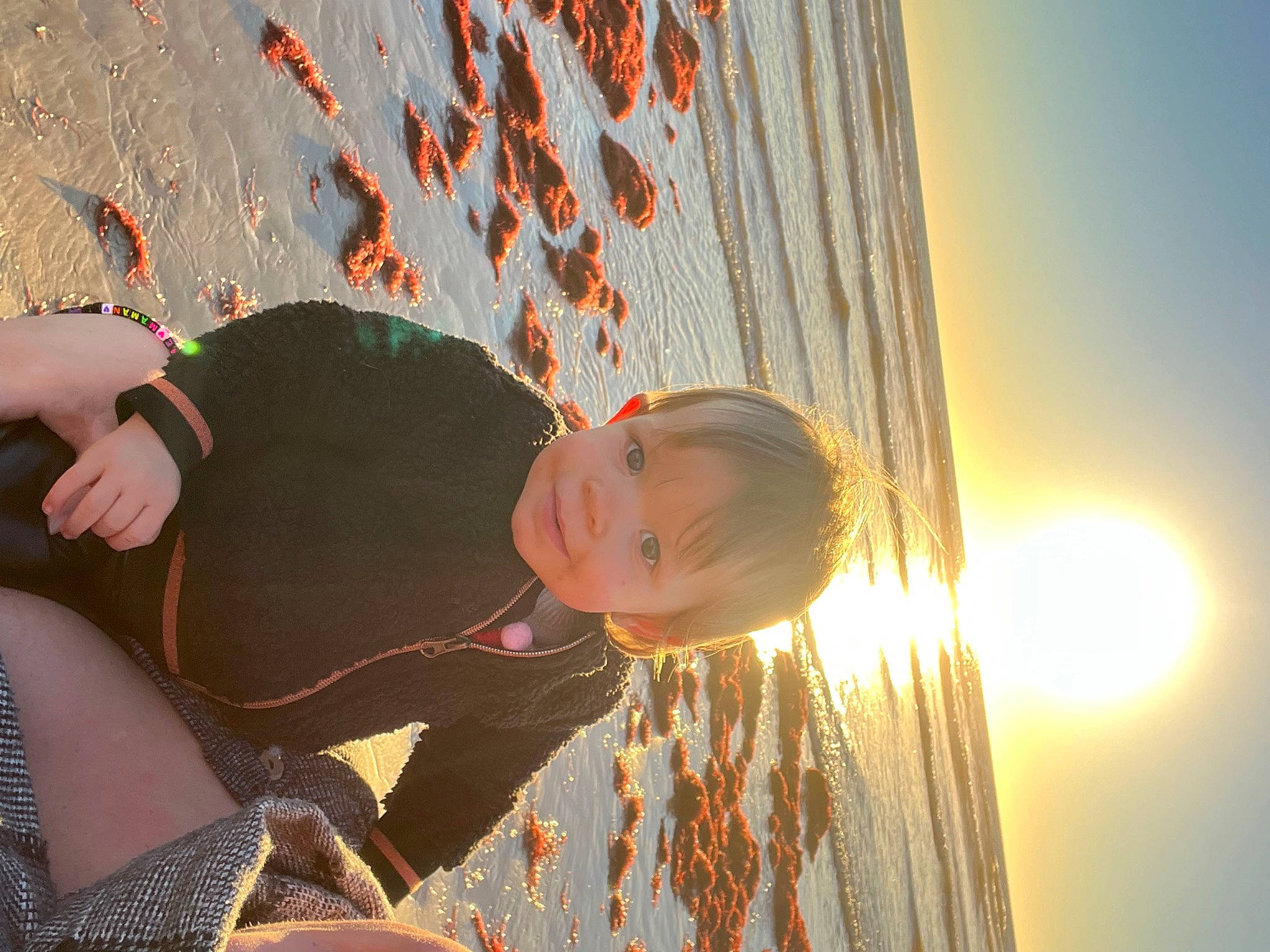 Lola participe au concours pour gagner de l'argent avec cette photo : brown_hair, elbow, eyewear, flash_photography, happy, hat, heat, human_body, human_leg, leisure, lens_flare, light, long_hair, orange, people_in_nature, person, plant, sky, sunlight, tints_and_shades