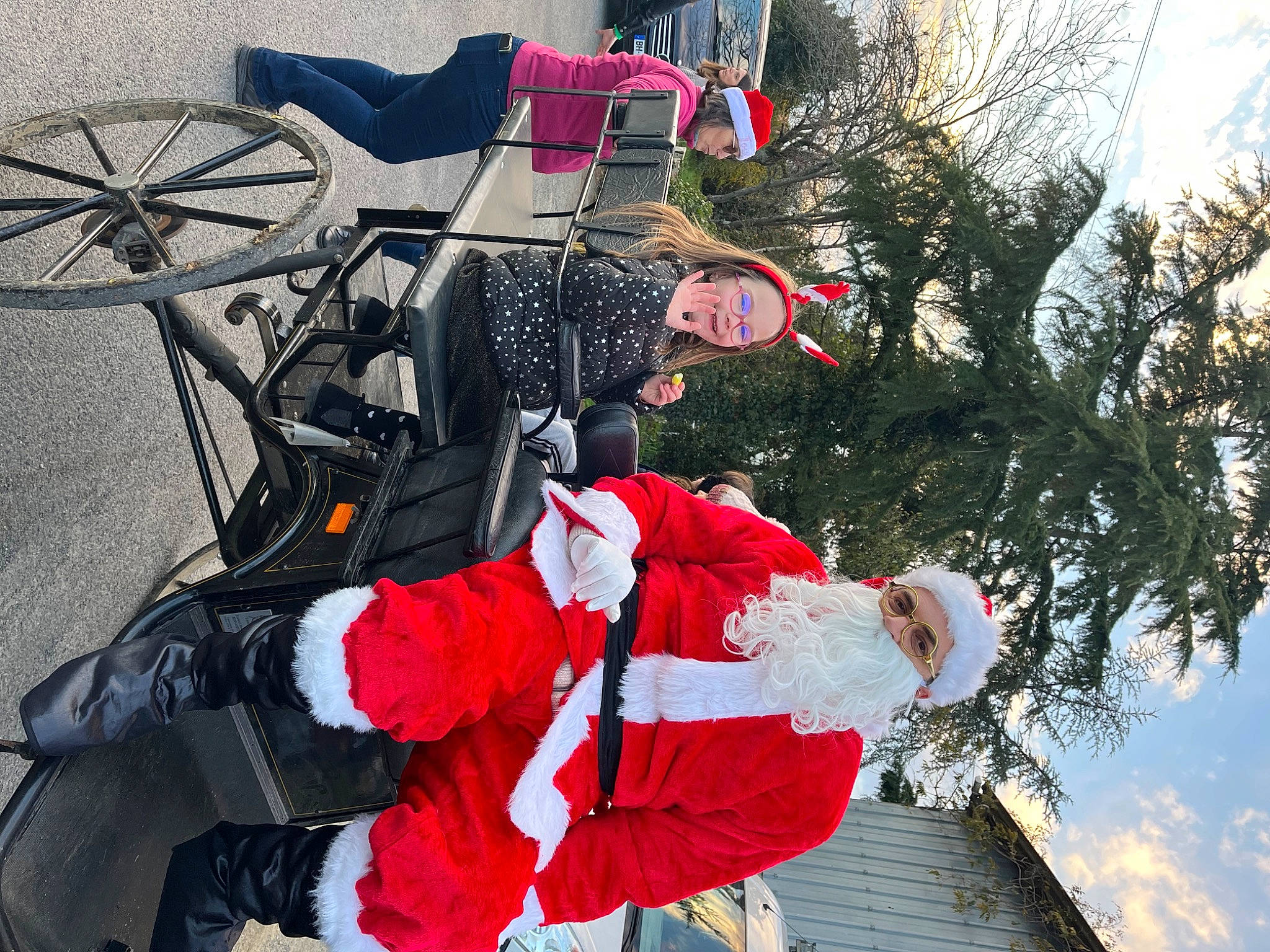 Julie a rejoint le concours — aidez-le/la à gagner de superbes lots ! automotive_tire, bicycle_frame, bicycle_handlebar, bicycle_tire, bicycle_wheel, bicycles_equipment_and_supplies, cycling, fun, glove, headgear, headwear, helmet, joy, leisure, motor_vehicle, person, recreation, santa_claus, sky, tire