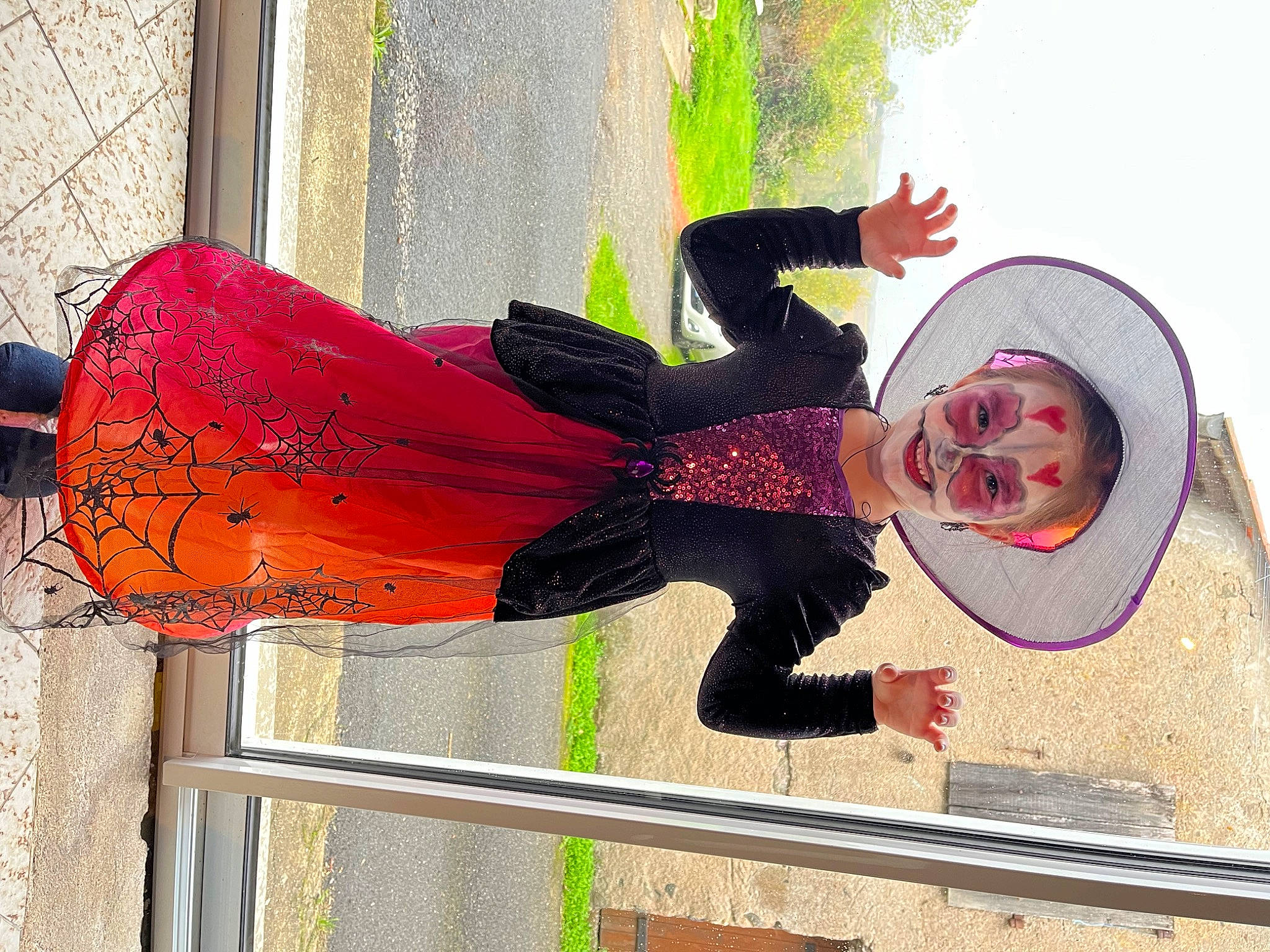 Julie a rejoint le concours — aidez-le/la à gagner de superbes lots ! art, carmine, coquelicot, costume, fashion_accessory, fence, fun, hat, headgear, joy, magenta, metal, pattern, person, pink, plant, red, smile, toddler, visual_arts