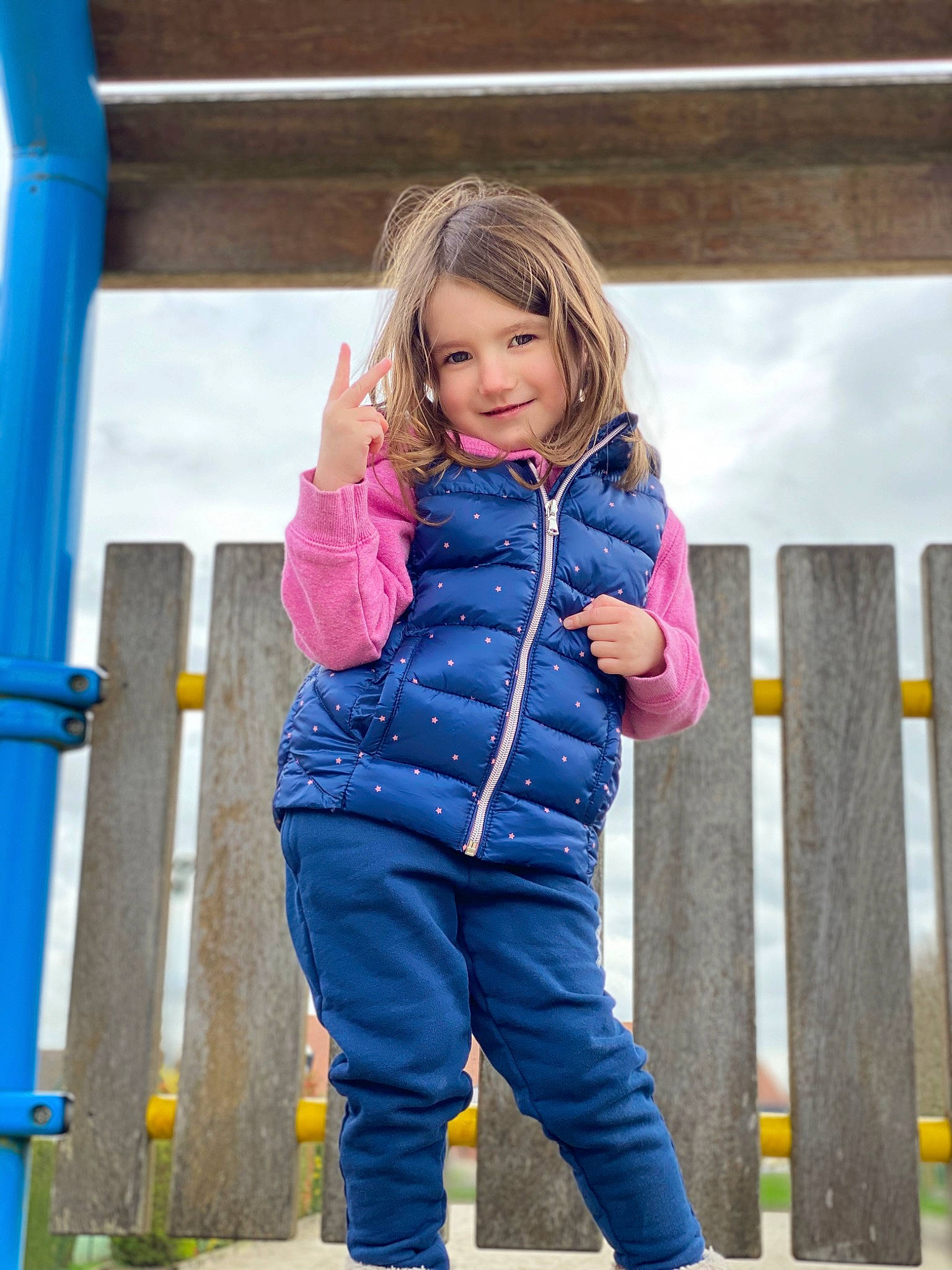 Haley participe au concours pour gagner de l'argent avec cette photo : blue, child, child_model, clothing, denim, electric_blue, fun, jacket, jeans, joy, outerwear, overall, person, pink, play, playground, recreation, textile, toddler, trousers