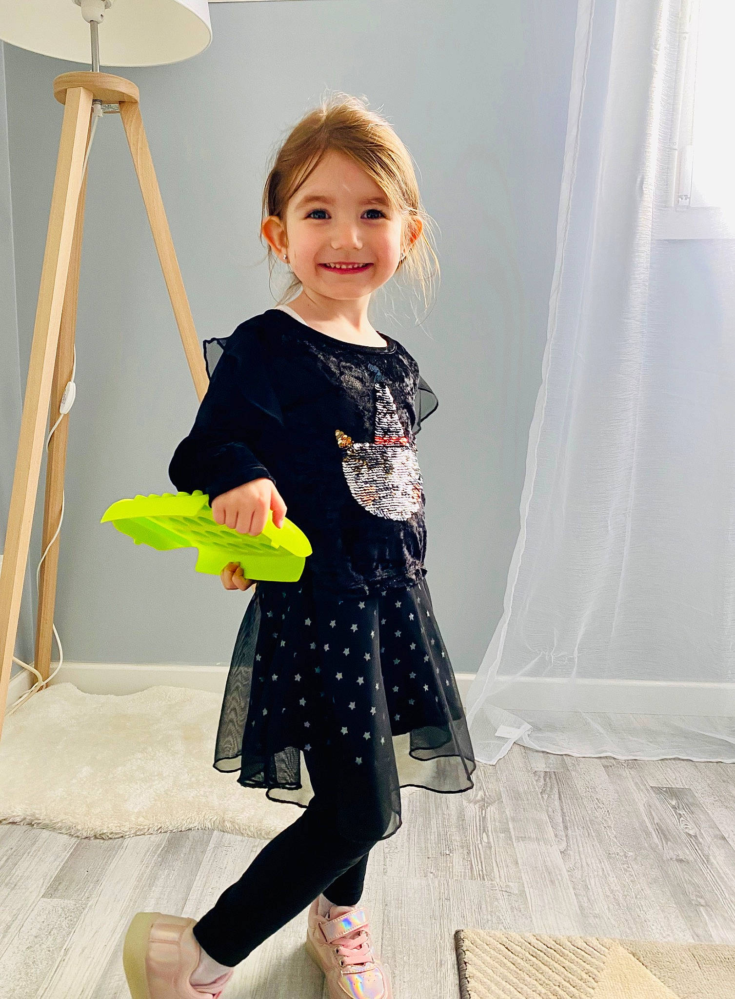 Haley participe au concours pour gagner de l'argent avec cette photo : child, child_model, clothing, design, joint, joy, leggings, neck, outerwear, pattern, person, shoulder, skin, sleeve, t_shirt, tights, toddler, top, trousers, waist