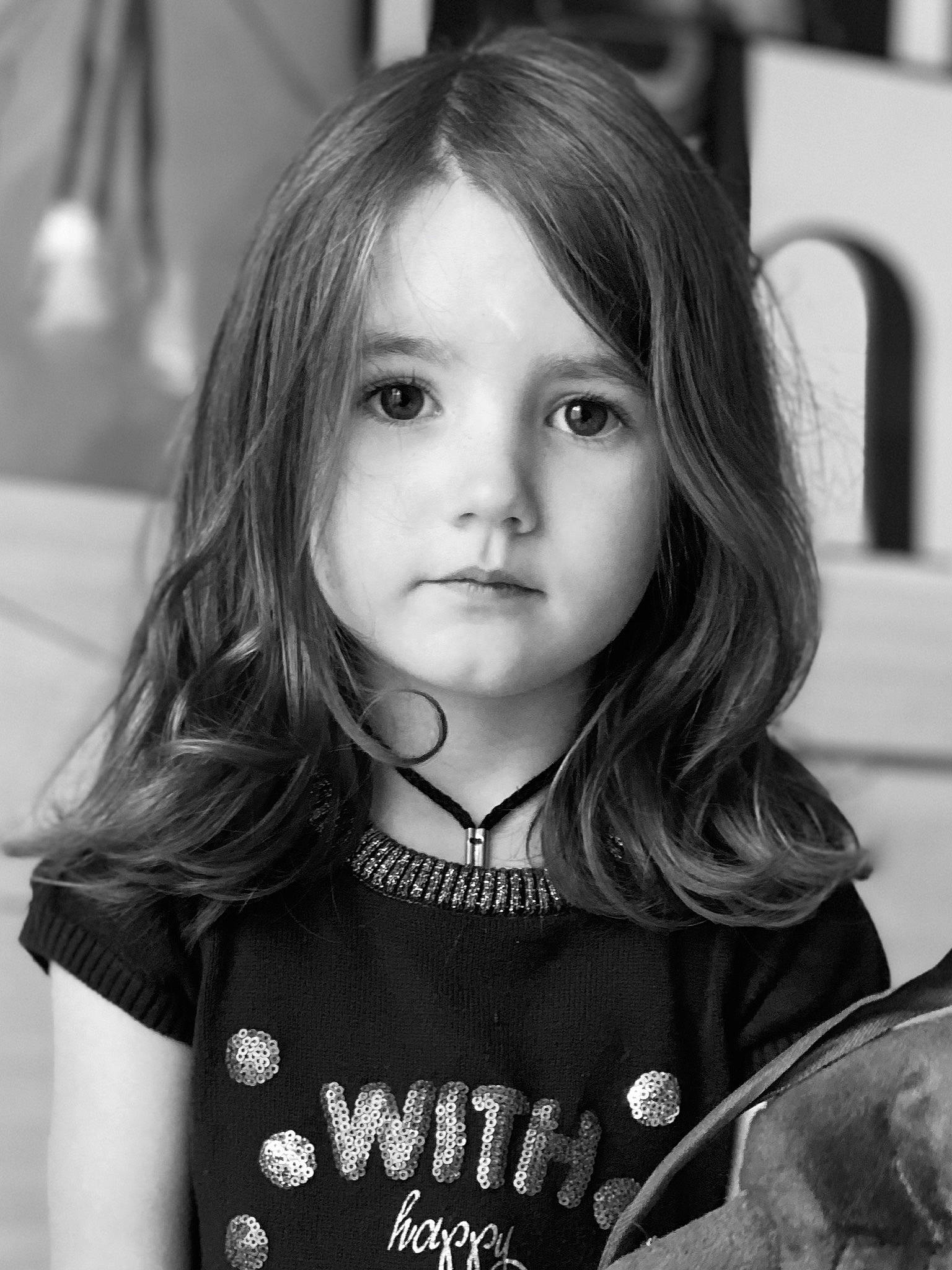 Haley a rejoint le concours — aidez-le/la à gagner de superbes lots ! beauty, black, black_and_white, child, child_model, eye, face, hair, hairstyle, head, iris, lip, long_hair, monochrome, monochrome_photography, person, photography, portrait_photography, smile, snapshot