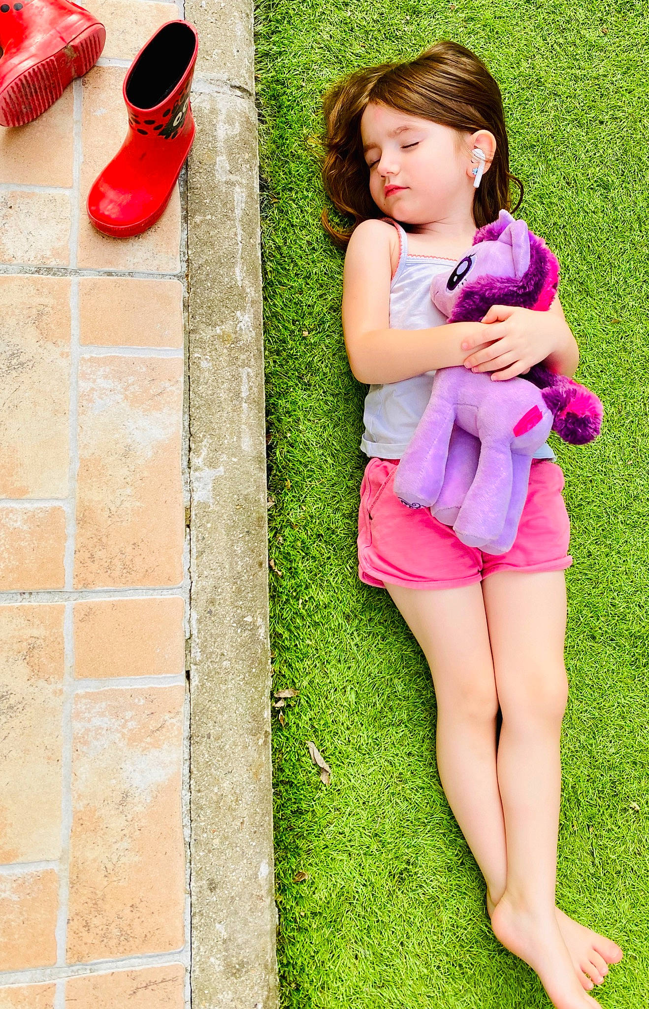 Haley a rejoint le concours — aidez-le/la à gagner de superbes lots ! barefoot, beauty, child, child_model, foot, footwear, grass, green, human_leg, leg, person, pink, plant, play, red, sandal, shoe, sitting, summer, thigh