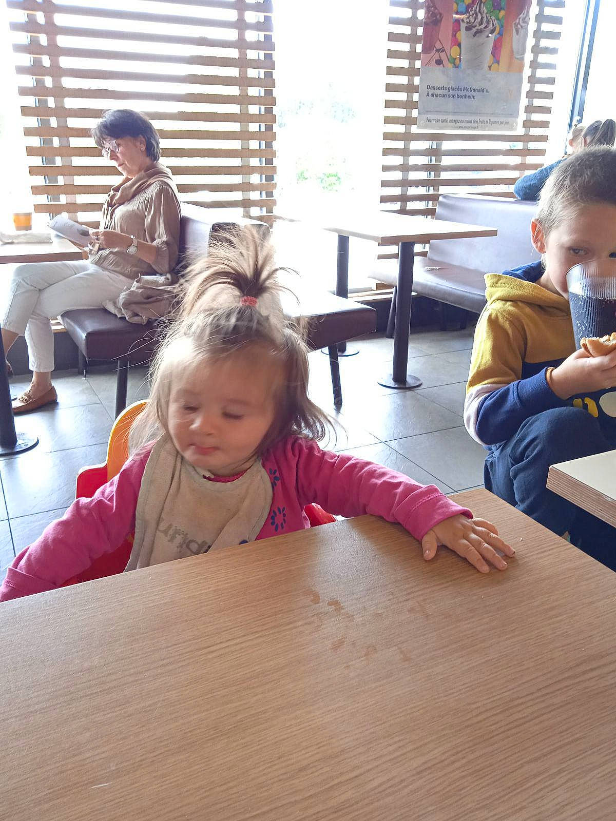 Nicole participe au concours pour gagner de l'argent avec cette photo : chair, child, desk, floor, flooring, furniture, happy, hardwood, houseplant, leisure, person, sitting, summer, t_shirt, table, toddler, varnish, window, window_blind, wood