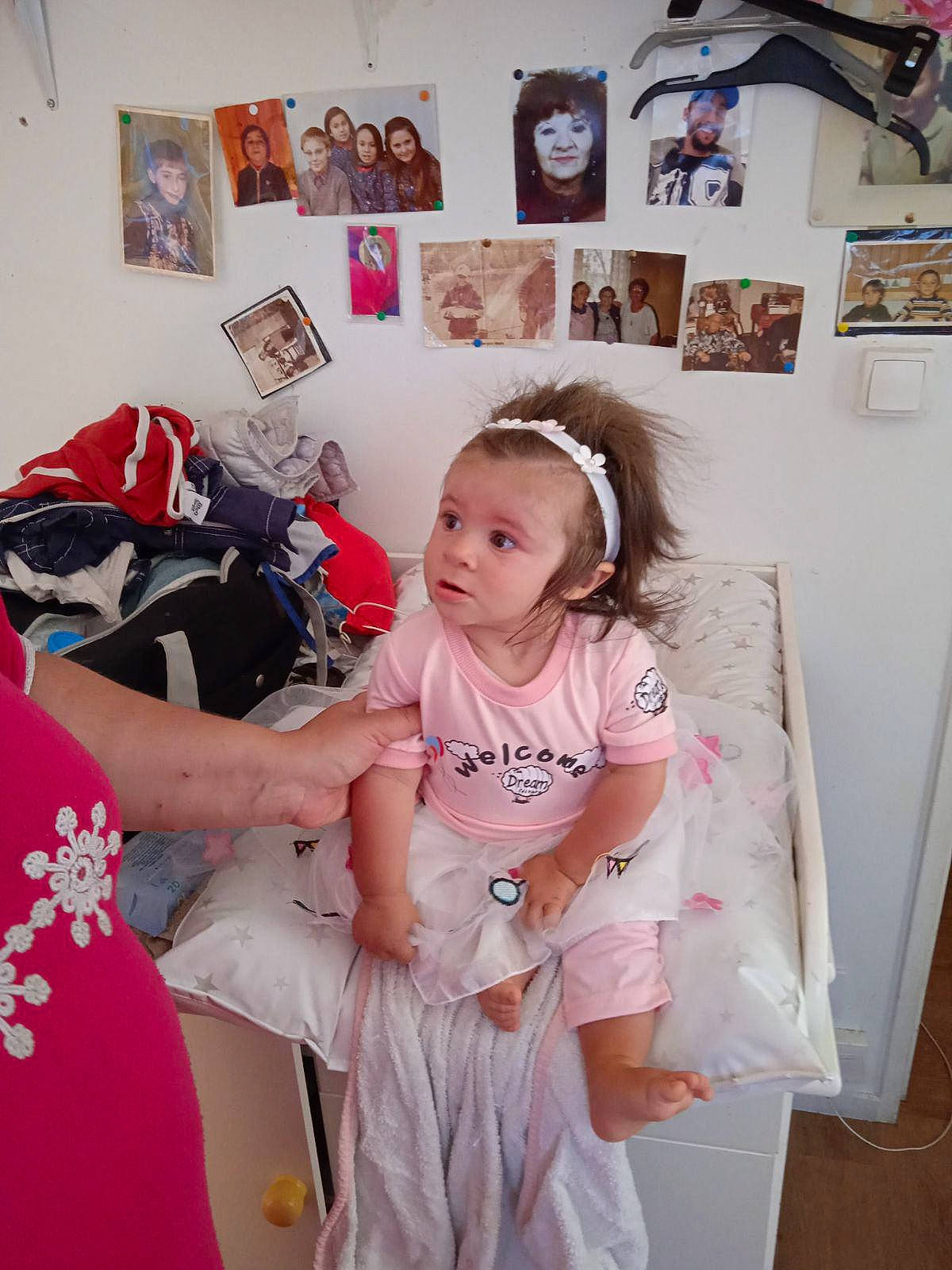 Nicole participe au concours pour gagner de l'argent avec cette photo : baby, baby_products, baby_toddler_clothing, blurred, child, costume, event, fashion_accessory, fashion_design, fun, happy, joy, magenta, pattern, peach, person, picture_frame, pink, room, sleeve