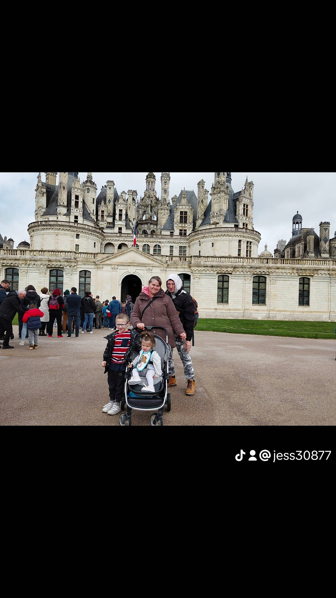 Nicole a rejoint le concours — aidez-le/la à gagner de superbes lots ! arch, backpack, bag, building, city, facade, headwear, historic_site, history, joy, leisure, luggage_and_bags, medieval_architecture, pedestrian, person, plant, recreation, road, sky, street