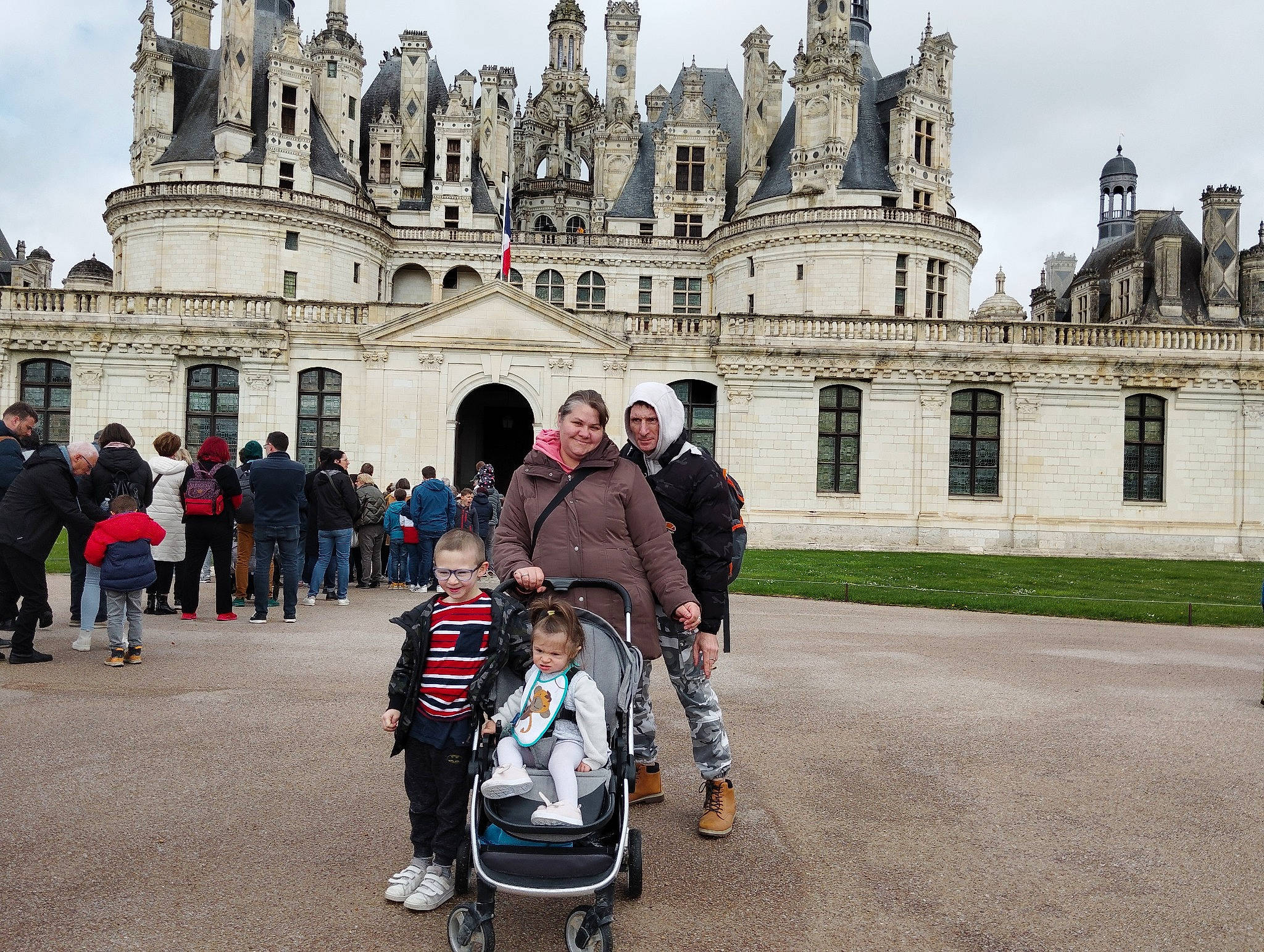 Nicole a rejoint le concours — aidez-le/la à gagner de superbes lots ! arch, baby_carriage, baby_products, building, castle, church, city, facade, headwear, joy, leisure, medieval_architecture, pedestrian, person, place_of_worship, recreation, sky, street, toddler, tourism