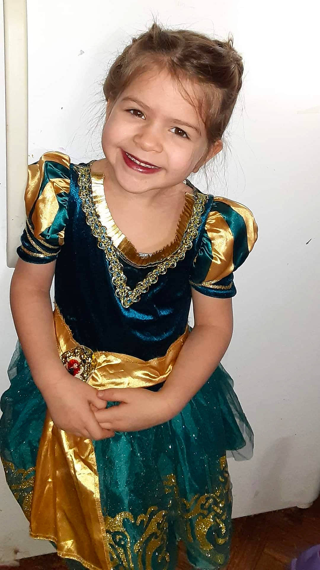 Arianna is registered to the contest to win money with this photo: costume, dress, joy, person, photo_shoot, smile