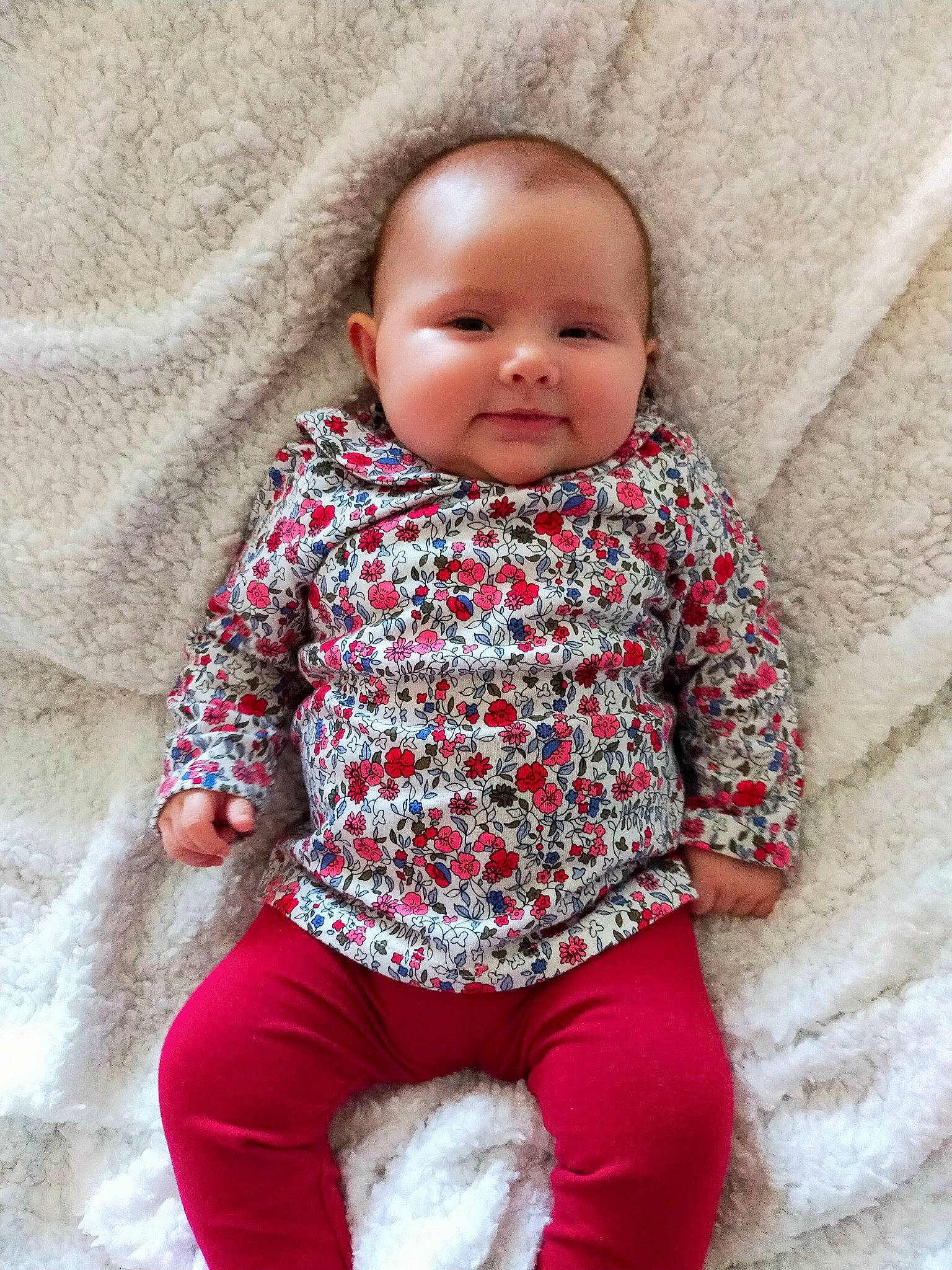 Victoire a rejoint le concours — aidez-le/la à gagner de superbes lots ! baby, baby_toddler_clothing, child, collar, comfort, dress, electric_blue, facial_expression, happy, human_body, joy, leg, magenta, outerwear, pattern, person, pink, skin, sleeve, smile
