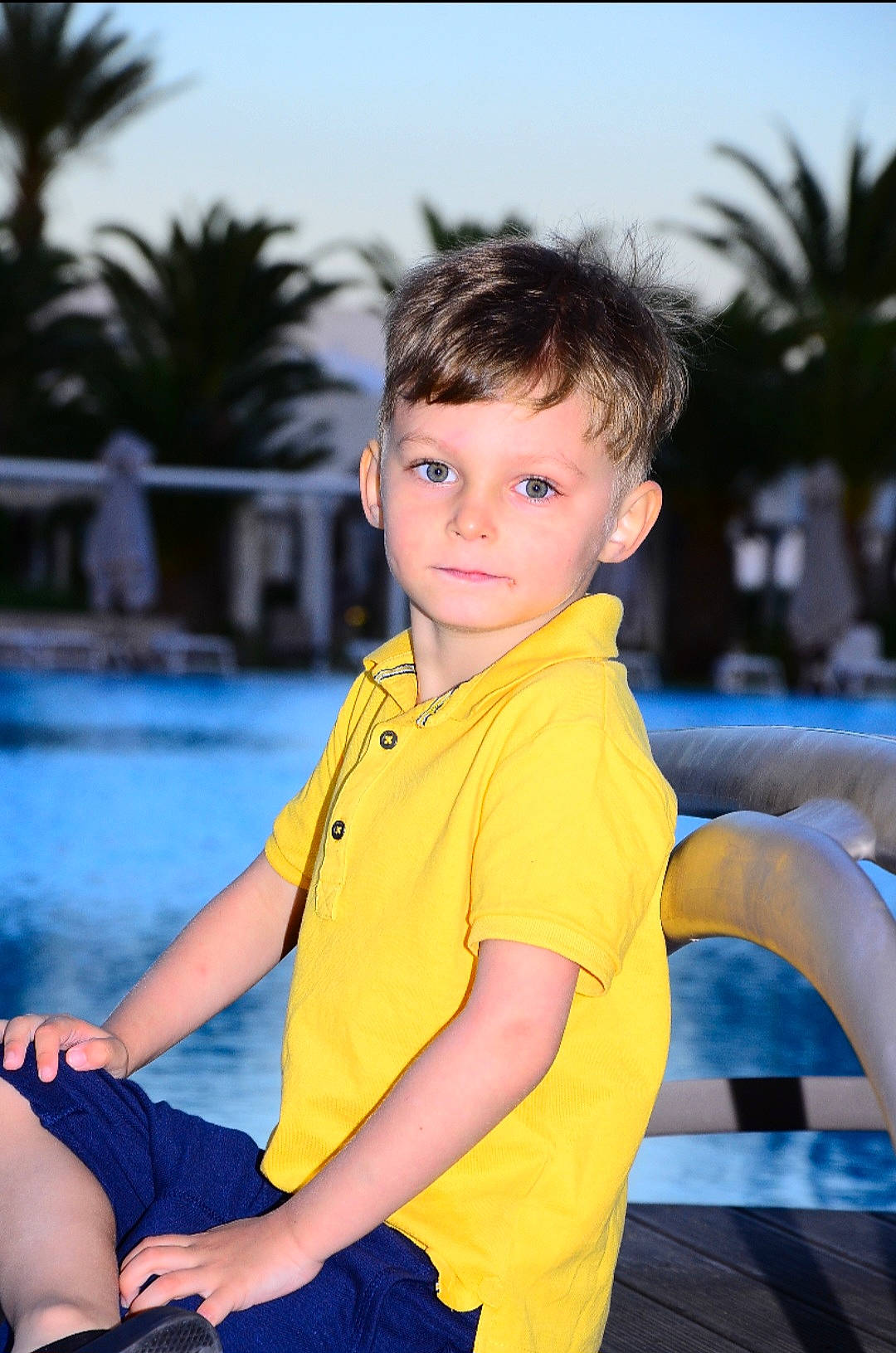 Iliano participe au concours pour gagner de l'argent avec cette photo : child, electric_blue, flash_photography, fun, happy, human_leg, leisure, palm_tree, person, recreation, shoulder, sitting, sky, summer, t_shirt, thigh, toddler, tourism, travel, tree