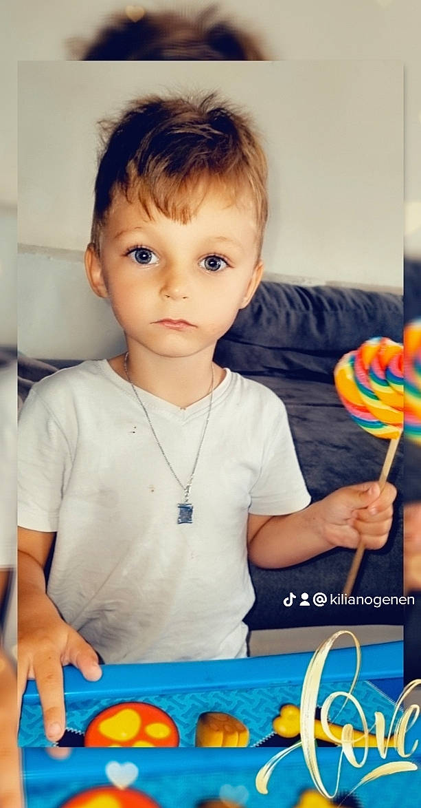 Iliano participe au concours pour gagner de l'argent avec cette photo : art, baby_toddler_clothing, child, electric_blue, event, facial_expression, finger, fun, happy, lollipop, orange, organ, party_supply, people, person, play, sleeve, sweetness, t_shirt, toddler