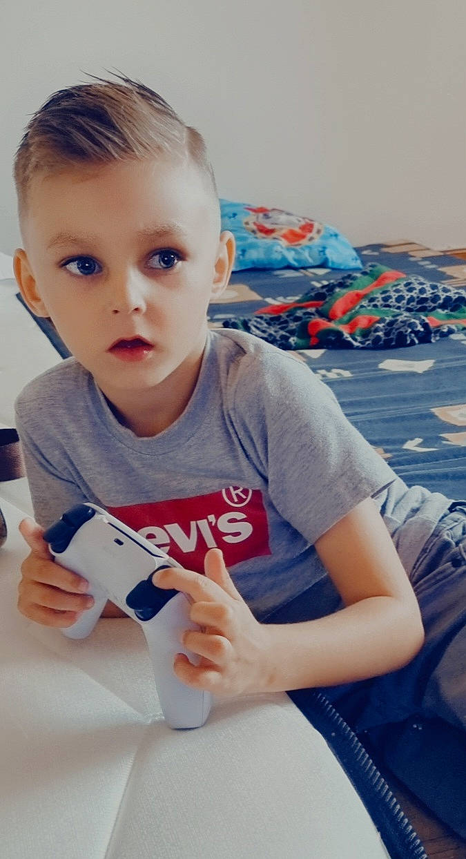 Iliano a rejoint le concours — aidez-le/la à gagner de superbes lots ! carmine, child, cool, elbow, electric_blue, eyelash, eyewear, fun, gesture, happy, leisure, lip, mouth, neck, person, shoulder, sitting, skin, sleeve, t_shirt