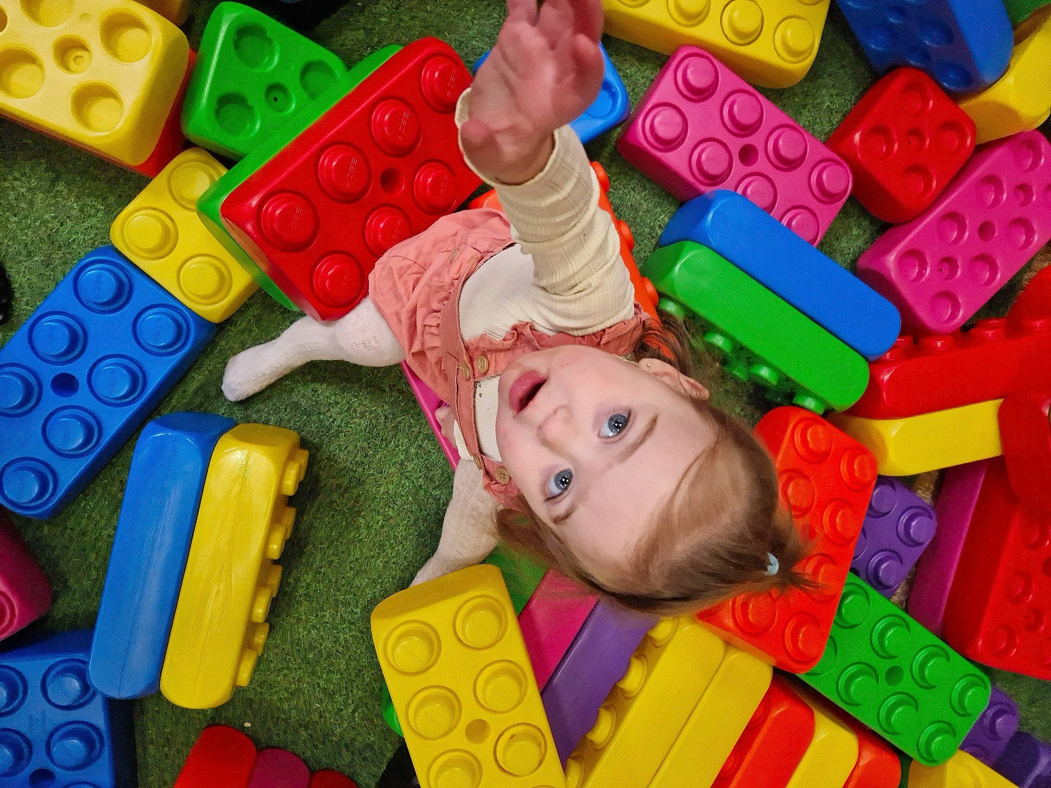 Louisa a rejoint le concours — aidez-le/la à gagner de superbes lots ! baby, baby_playing_with_toys, baby_products, baby_toys, child, educational_toy, fun, indoor_games_and_sports, kindergarten, leisure, person, plastic, play, product, recreation, room, toddler, toy, toy_block, wood