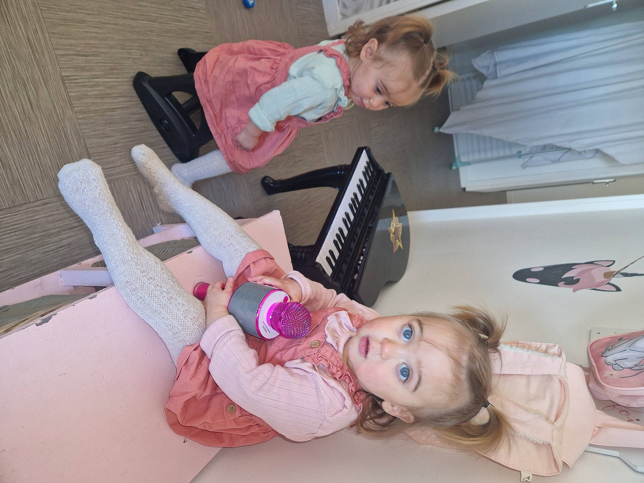 Louisa participe au concours pour gagner de l'argent avec cette photo : baby, baby_products, baby_toddler_clothing, child, comfort, foot, fun, happy, knee, person, pink, room, sitting, smile, sock, thigh, toddler, wood, wrist