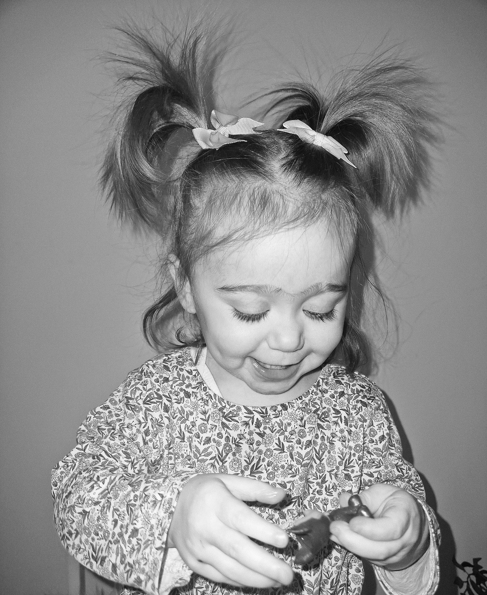 Andréa participe au concours pour gagner de l'argent avec cette photo : arm, black, black_and_white, ear, eye, eyelash, facial_expression, fashion, flash_photography, gesture, hairstyle, hand, happy, head, iris, person, sleeve, standing, style, toddler