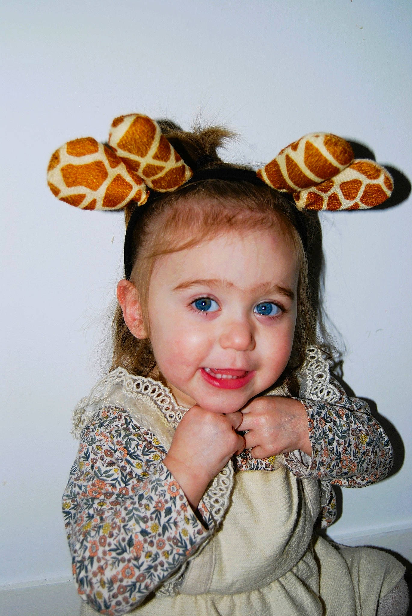 Andréa participe au concours pour gagner de l'argent avec cette photo : beauty, costume_hat, ear, eyelash, fashion, fawn, hairstyle, happy, hat, headgear, headpiece, human, neck, orange, organ, people, person, sleeve, smile, toddler