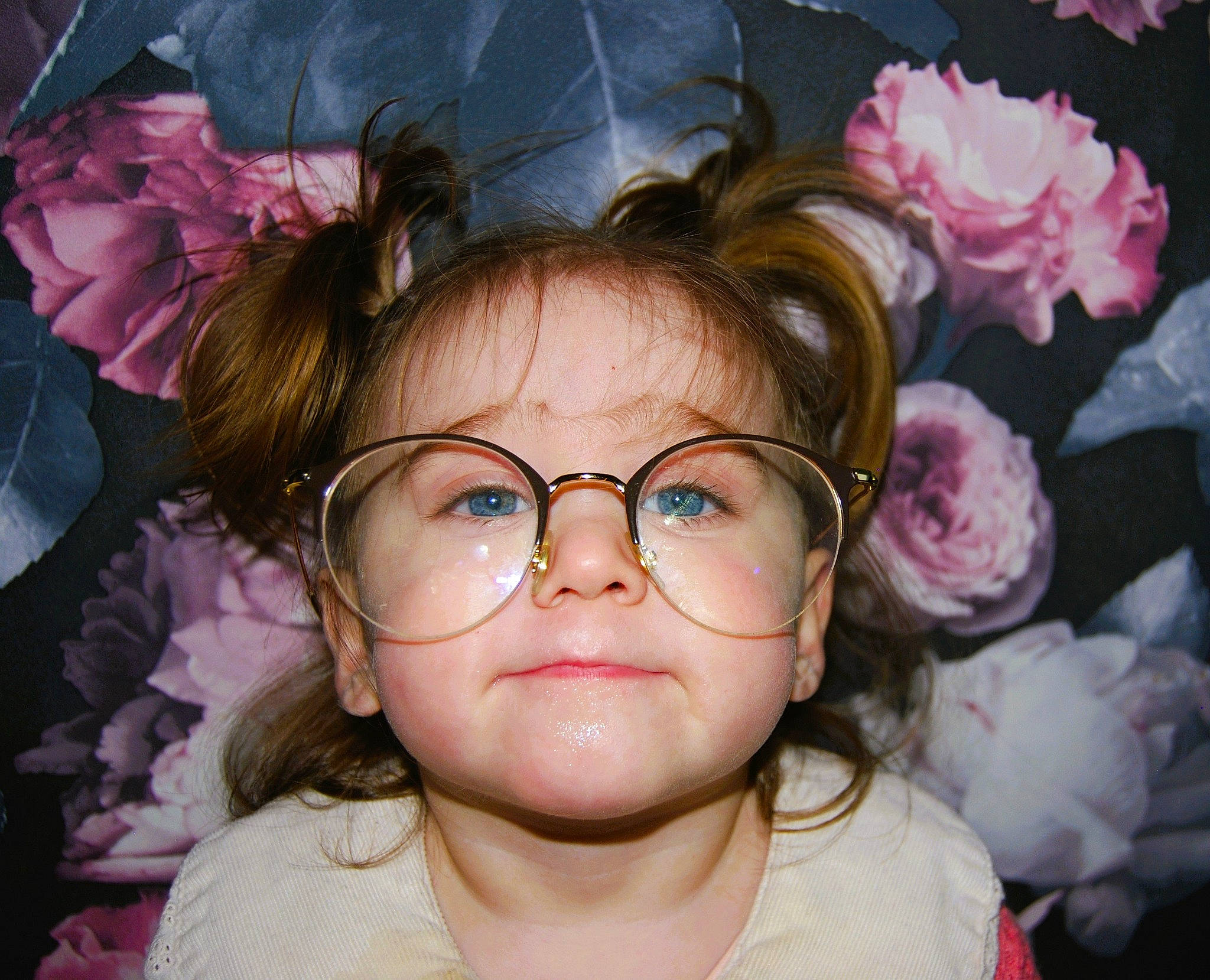 Andréa participe au concours pour gagner de l'argent avec cette photo : cheek, chin, cool, eyebrow, eyelash, eyewear, flower, glasses, happy, headgear, iris, lip, nose, person, petal, pink, purple, skin, violet, vision_care