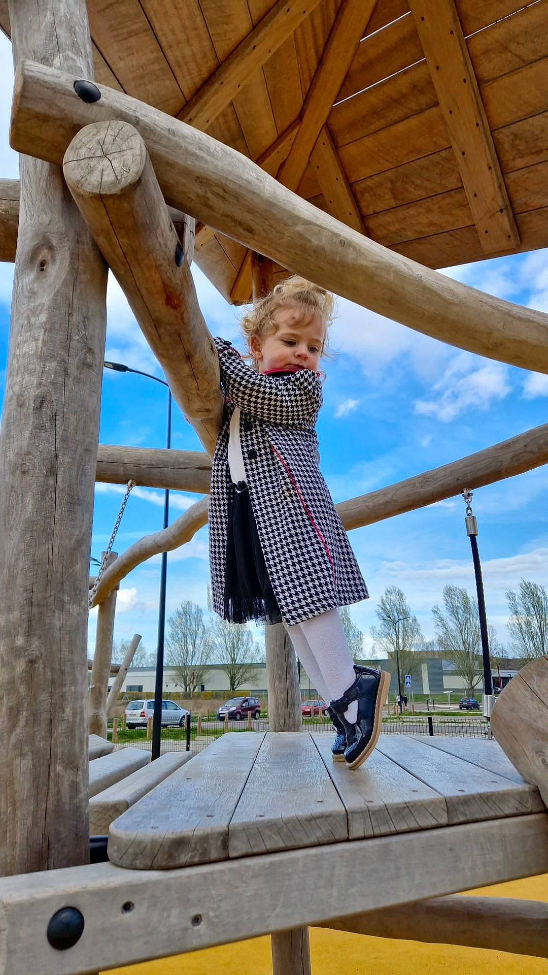 Jade participe au concours pour gagner de l'argent avec cette photo : child, city, cloud, fun, handrail, happy, human_leg, leisure, pattern, person, plant, recreation, sky, stairs, symmetry, toddler, tourism, tree, vacation, wood