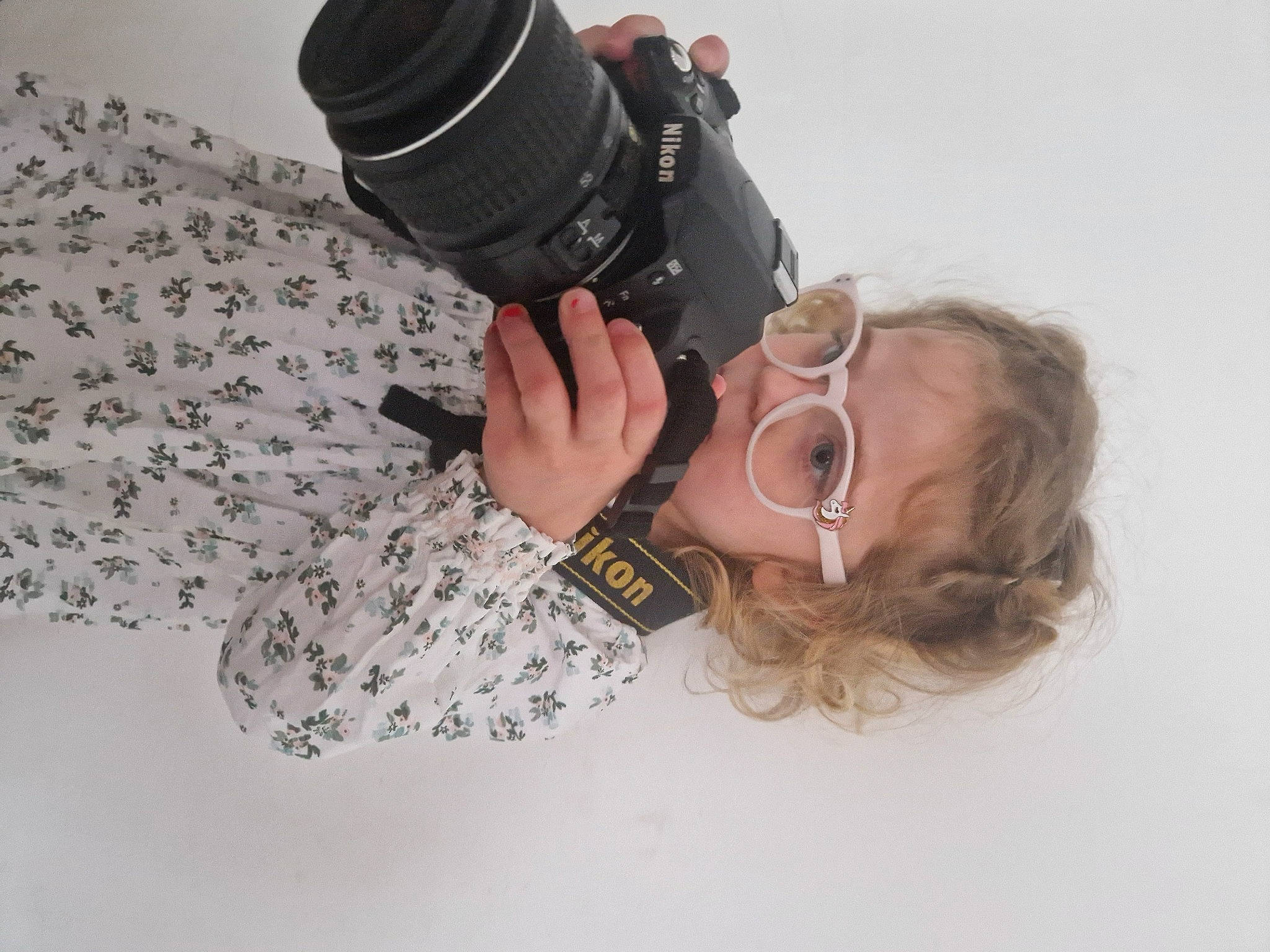 Jade a rejoint le concours — aidez-le/la à gagner de superbes lots ! arm, camera, camera_accessory, camera_lens, cameras_optics, digital_camera, digital_slr, eyewear, flash_photography, gesture, lens, mirrorless_interchangeable_lens_camera, nail, optical_instrument, person, photographer, point_and_shoot_camera, reflex_camera, single_lens_reflex_camera, teleconverter