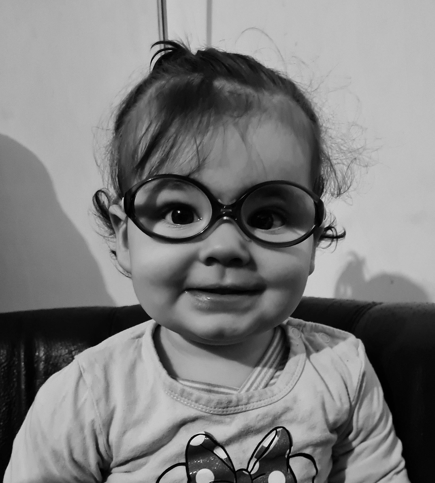 Noémie a rejoint le concours — aidez-le/la à gagner de superbes lots ! black, cheek, clothing, ear, eyebrow, eyelash, eyewear, facial_expression, glasses, human, iris, lip, mouth, nose, person, photograph, sleeve, smile, standing, vision_care
