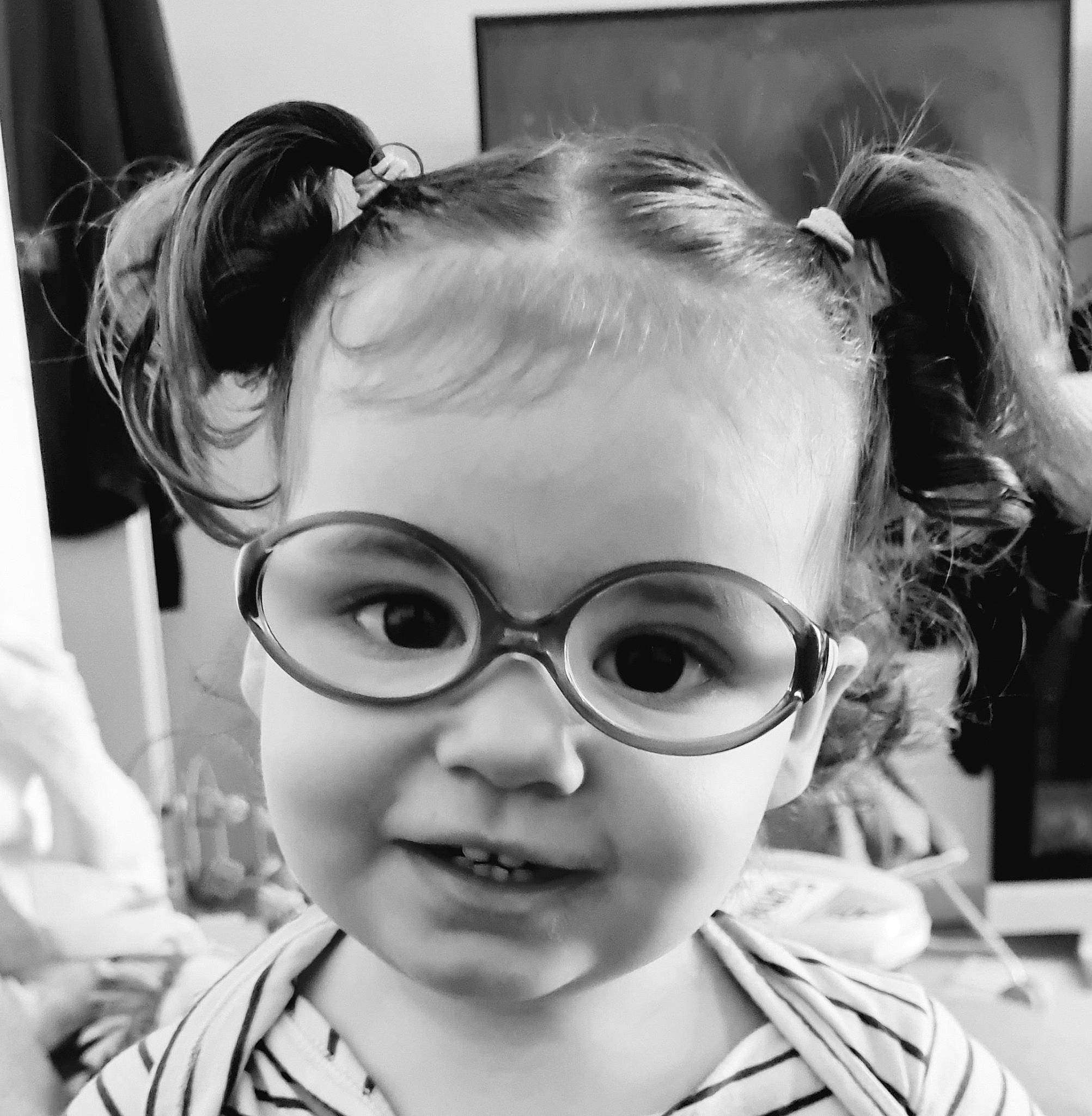 Noémie participe au concours pour gagner de l'argent avec cette photo : black, cheek, clothing, eye, eyebrow, eyelash, eyewear, face, facial_expression, glasses, hairstyle, head, lip, mouth, nose, organ, person, photograph, skin, vision_care