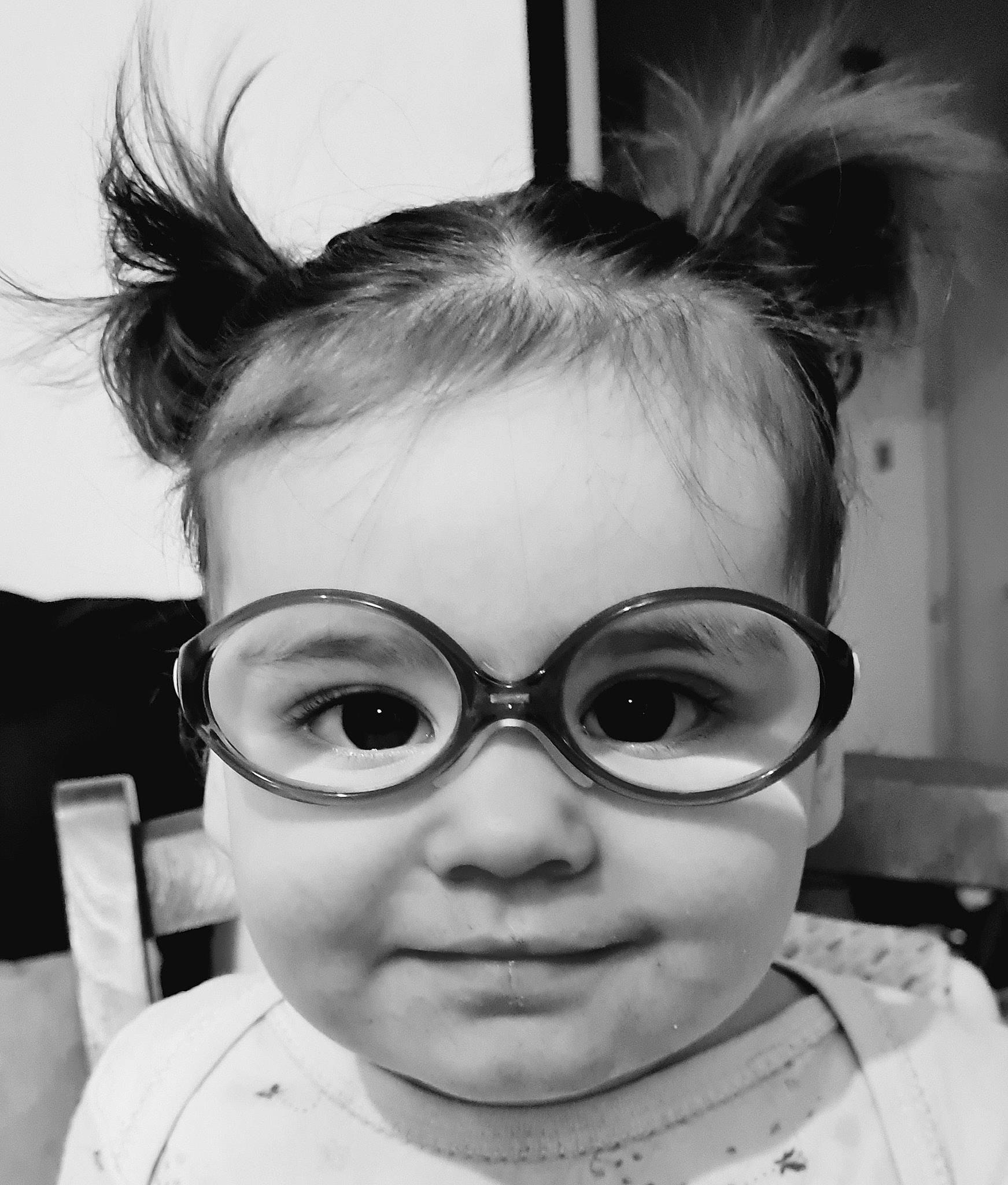 Noémie participe au concours pour gagner de l'argent avec cette photo : black, cheek, chin, ear, eyebrow, eyelash, eyewear, facial_expression, forehead, glasses, hairstyle, head, jaw, lip, mouth, nose, organ, person, photograph, vision_care