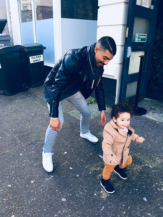 Dontè is registered to the contest to win money with this photo: baby, child, cool, footwear, fun, joint, joy, leg, people, person, shoe, snapshot, t_shirt, toddler, vacation