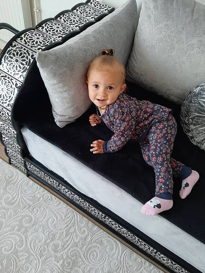 Mandy participe au concours pour gagner de l'argent avec cette photo : baby, child, comfort, couch, furniture, person, product, room, toddler