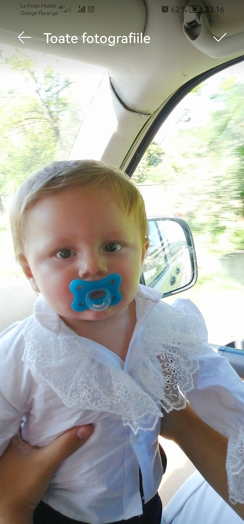 David participe au concours pour gagner de l'argent avec cette photo : auto_part, automotive_exterior, automotive_mirror, baby, baby_toddler_clothing, chair, child, eyewear, family_car, glass, happy, leisure, mirror, person, rear_view_mirror, steering_wheel, summer, toddler, tree, vehicle_door