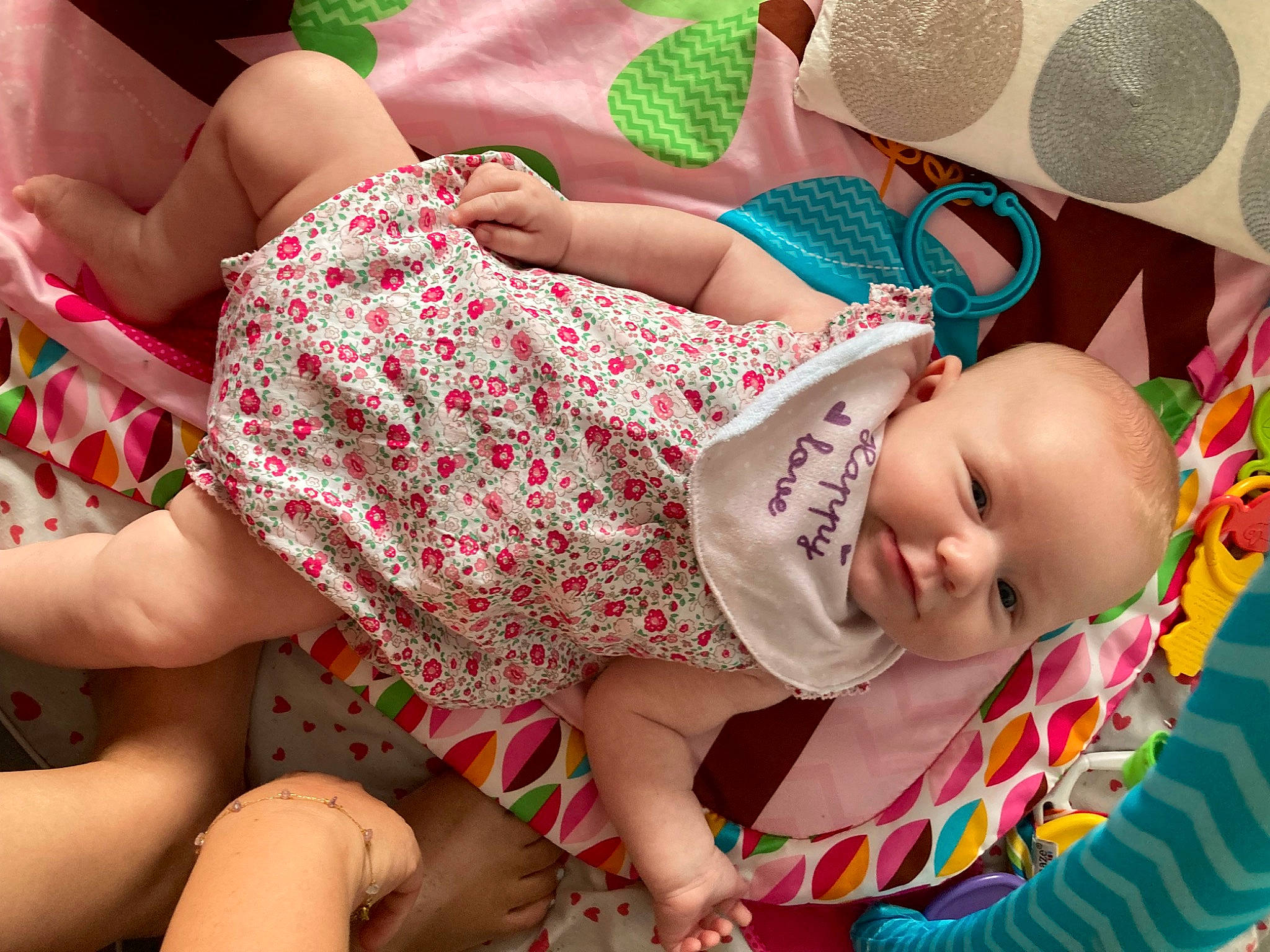 Elyne participe au concours pour gagner de l'argent avec cette photo : baby_toddler_clothing, child, comfort, facial_expression, finger, green, hand, happy, human, human_body, interaction, leg, mouth, organ, person, pink, red, skin, summer, textile