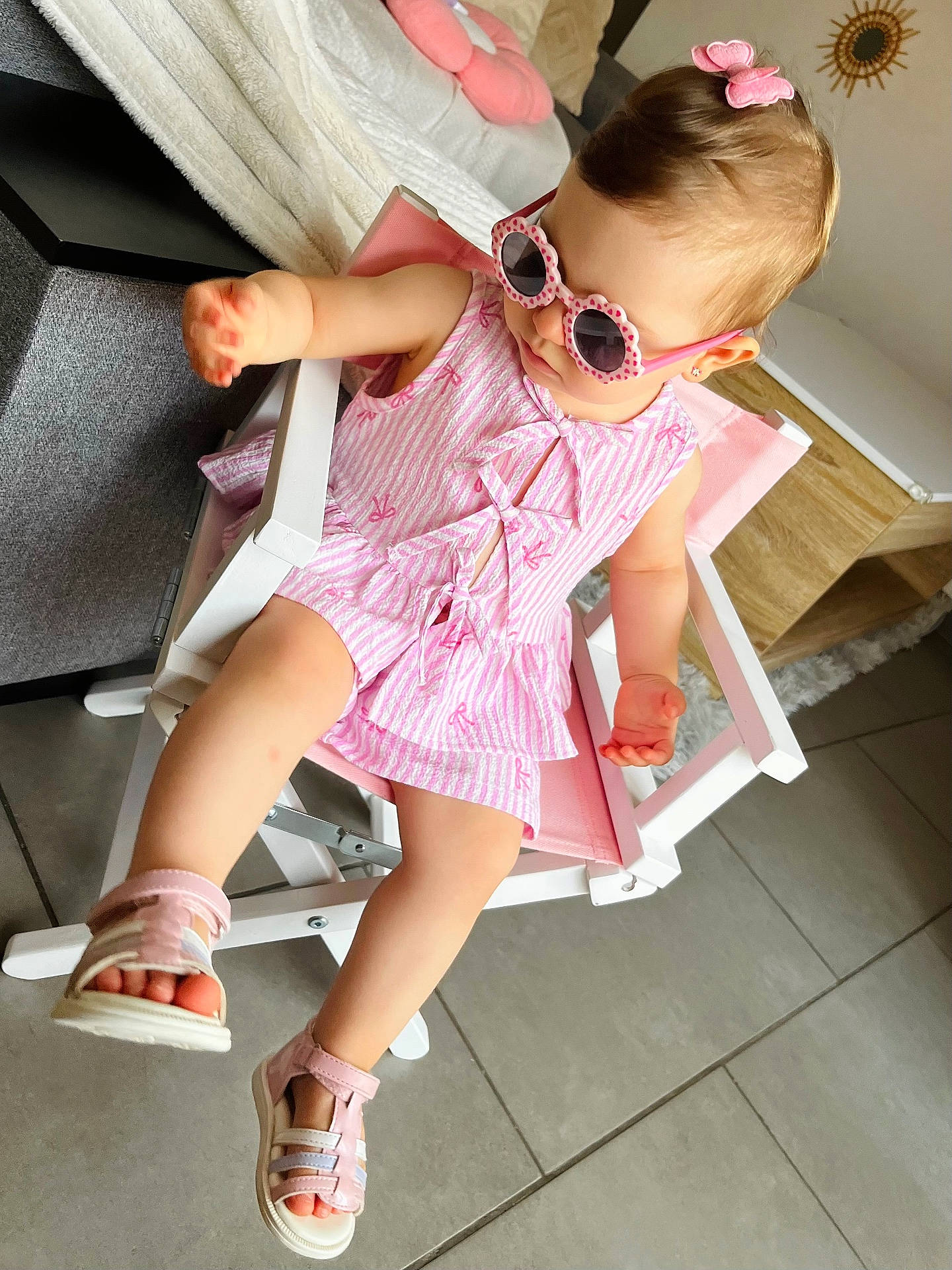Lyana a rejoint le concours — aidez-le/la à gagner de superbes lots ! butterfly, chair, child, cute, dress, fashion, floor, footwear, furniture, hair_clip, indoor, person, pink, pose, relaxing, sandals, summer, sunglasses, tile, toddler