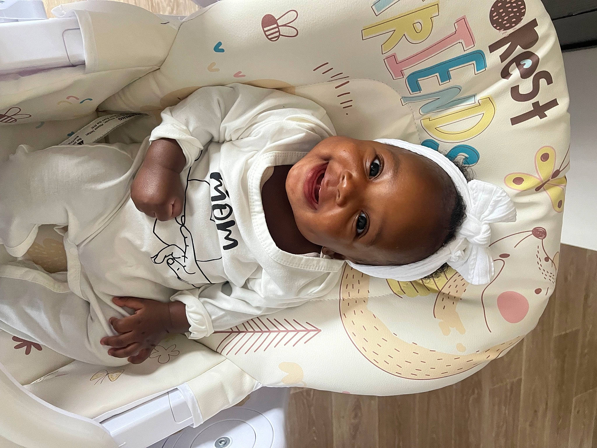 Melyah a rejoint le concours — aidez-le/la à gagner de superbes lots ! baby, baby_products, baby_safety, carmine, child, comfort, facial_expression, happy, head, headgear, health_care, linens, pattern, person, room, service, smile, textile, toddler, white