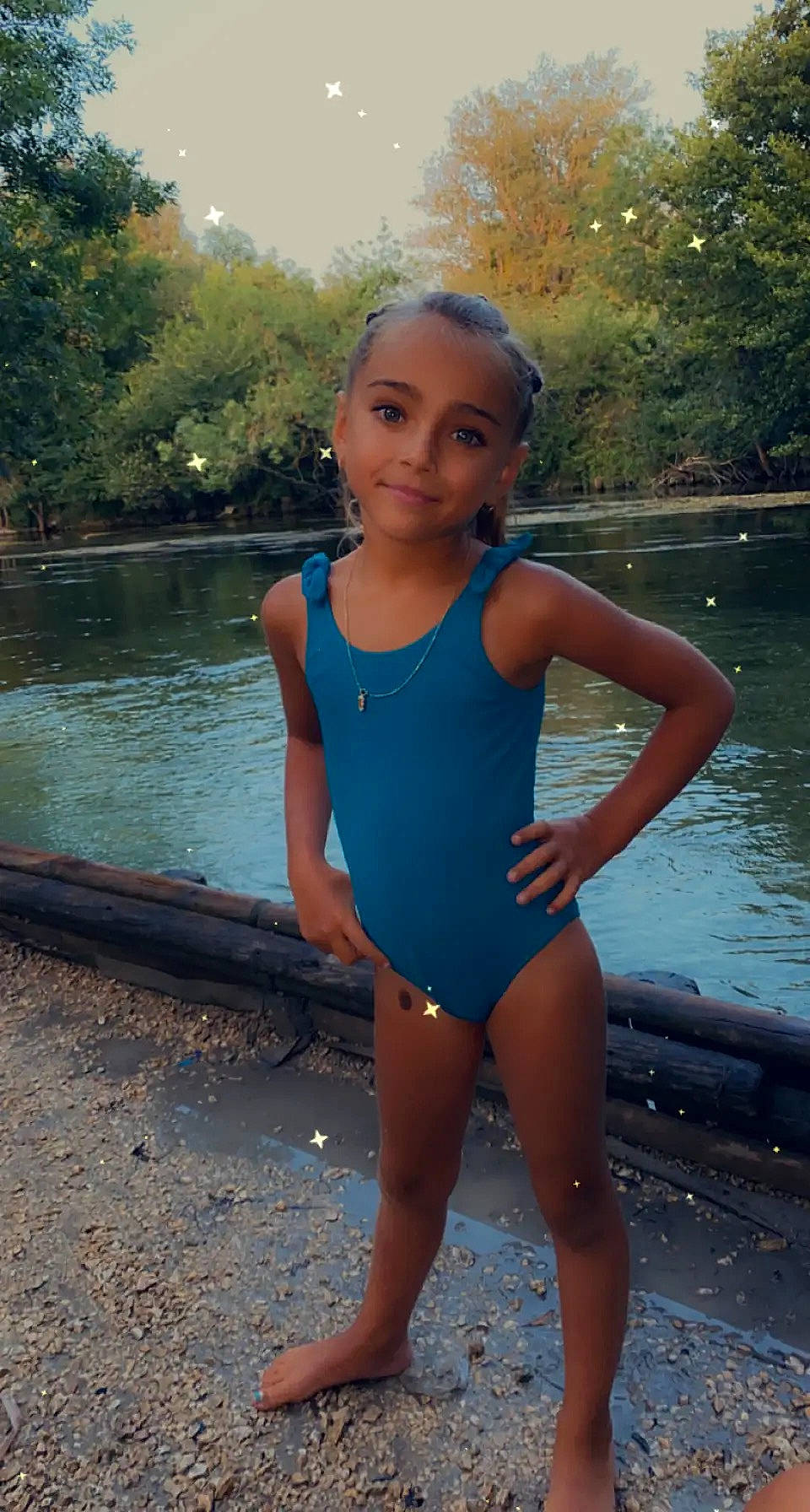 Andréa participe au concours pour gagner de l'argent avec cette photo : barefoot, dress, eye, hand, happy, head, human_body, joy, leg, leotard, maillot, one_piece_swimsuit, people_in_nature, person, shoulder, sunlight, swimwear, thigh, tree, vertebrate