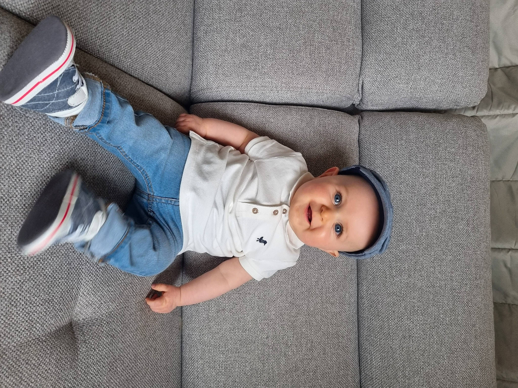 Mylan participe au concours pour gagner de l'argent avec cette photo : baby, baby_products, baby_toddler_clothing, child, comfort, denim, foot, grey, hand, headwear, human_body, human_leg, joy, leg, person, product, sitting, sleeve, smile, textile