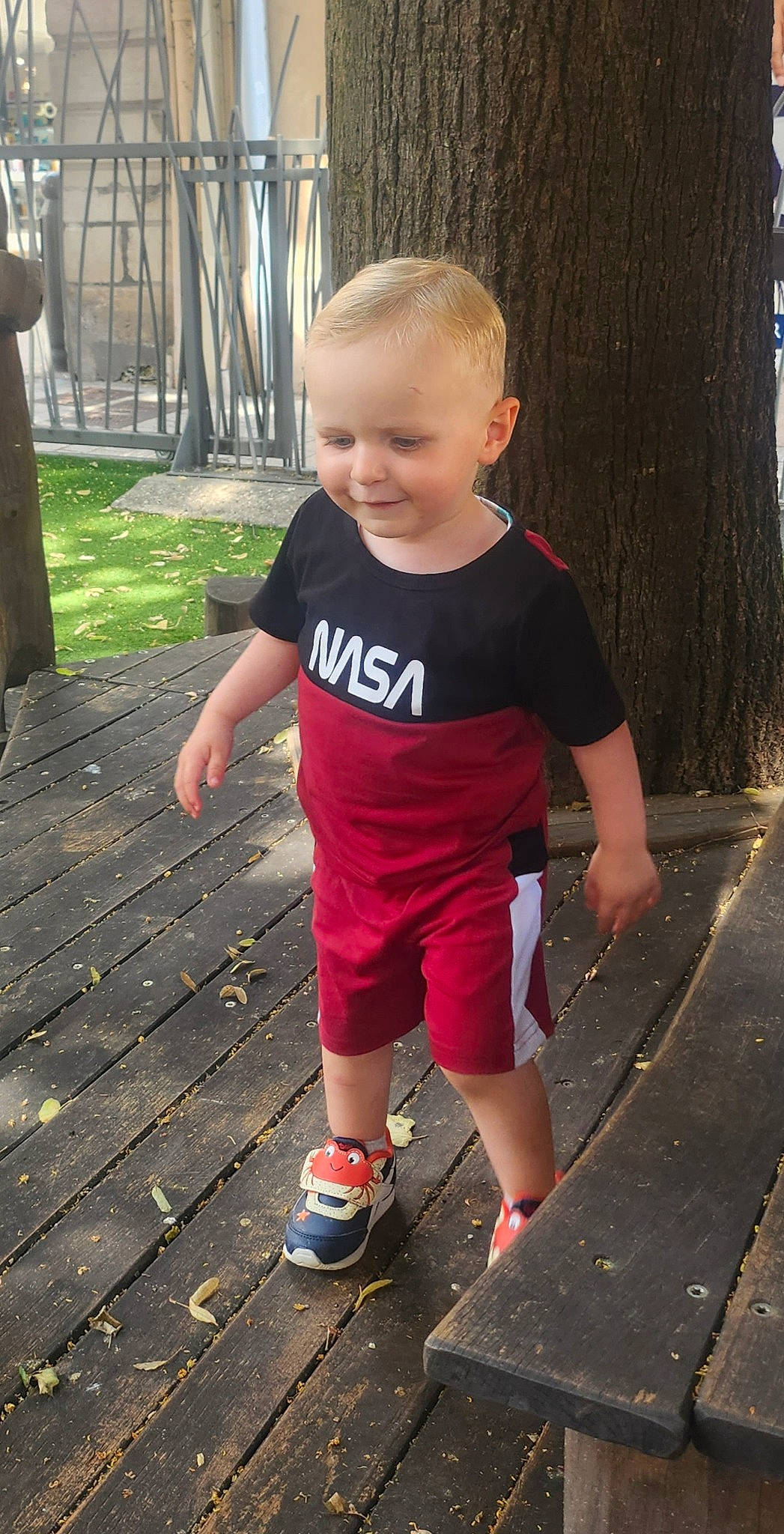 Mylan participe au concours pour gagner de l'argent avec cette photo : baby_toddler_clothing, child, electric_blue, fun, grass, happy, human_leg, joint, joy, leisure, people_in_nature, person, plant, sidewalk, sleeve, t_shirt, thigh, tints_and_shades, toddler, tree