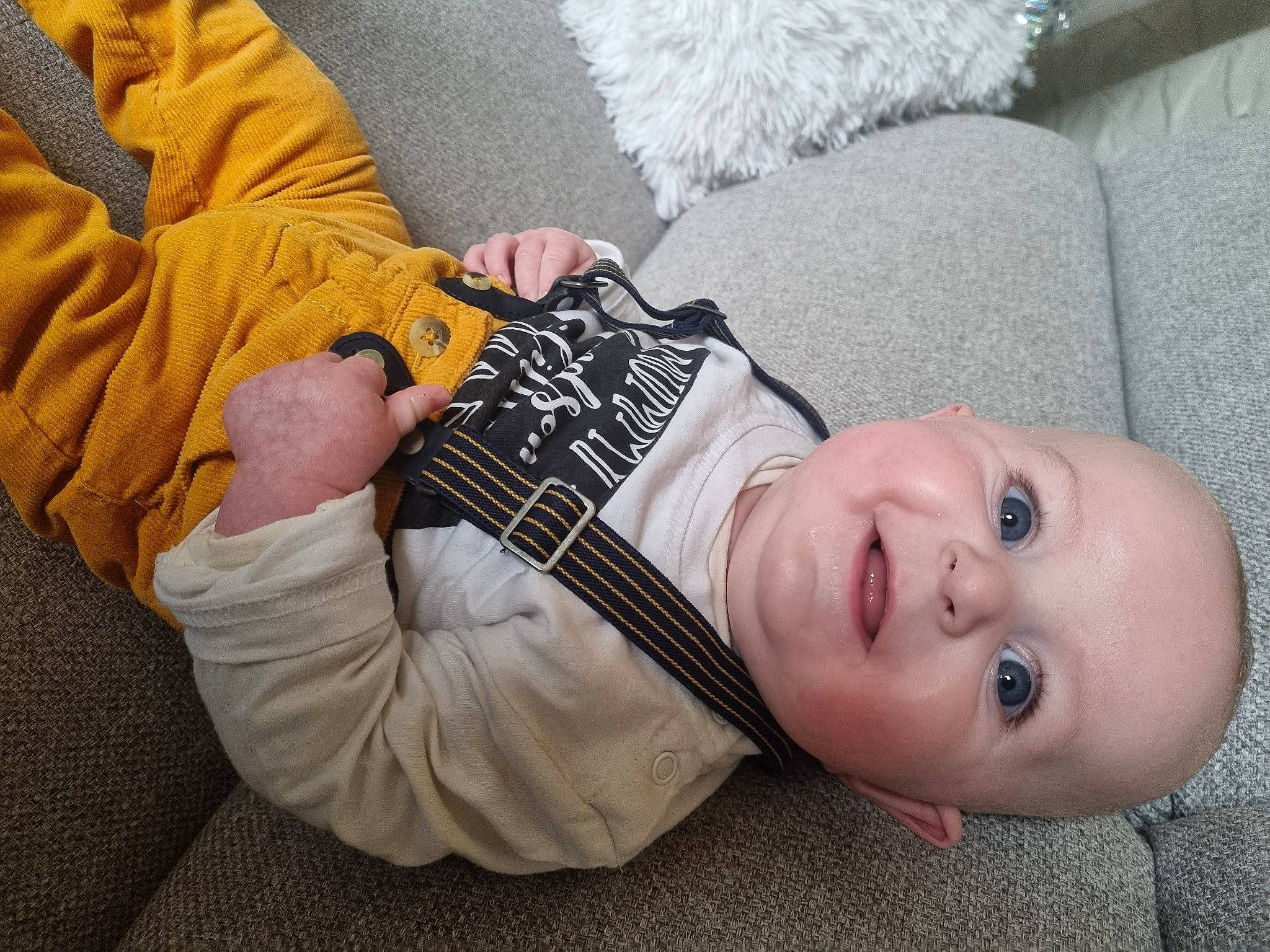 Mylan participe au concours pour gagner de l'argent avec cette photo : baby, baby_products, child, comfort, fur, grass, hand, human_leg, linens, nap, person, portrait_photography, sitting, sleep, smile, toddler, tree, wood