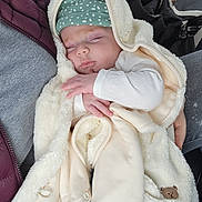 Axel a rejoint le concours — aidez-le/la à gagner de superbes lots ! baby, bundle, child, clothing, coat, comfort, cute, face, hand, hat, hood, infant, lap, peaceful, person, polka_dots, resting, sleeping, soft, warm