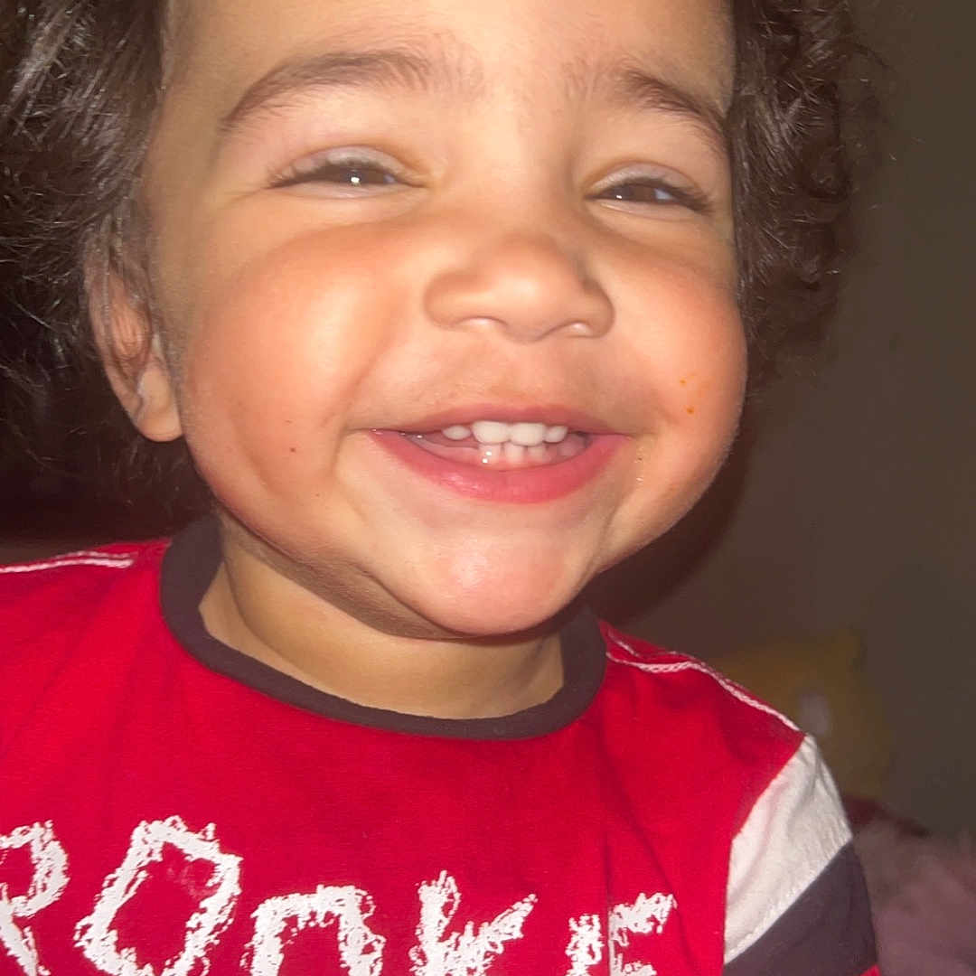 Aria is registered to the contest to win money with this photo: accessories, baby, babylaughing, bodypart, child, clothing, face, female, girl, happy, head, laughing, mouth, person, photography, portrait, shirt, smile, t_shirt, teeth