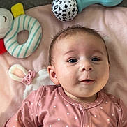 Adèle a rejoint le concours — aidez-le/la à gagner de superbes lots ! baby, infant, child, smiling, onesie, polka_dot, toy, rattle, play_mat, blanket, lying_down, face, eyes, cheeks, mouth, ear, hair, adorable, indoor, soft_toy