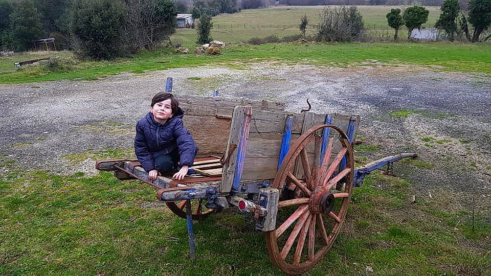 Kendjy a rejoint le concours — aidez-le/la à gagner de superbes lots ! cart, oxcart, person, rural_area, vehicle, wagon, wheel