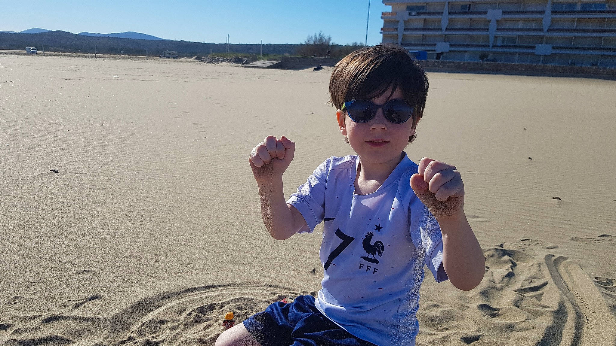 Kendjy participe au concours pour gagner de l'argent avec cette photo : beach, child, coast, cool, fun, hand, ocean, person, play, sand, sea, summer, tourism, vacation, water