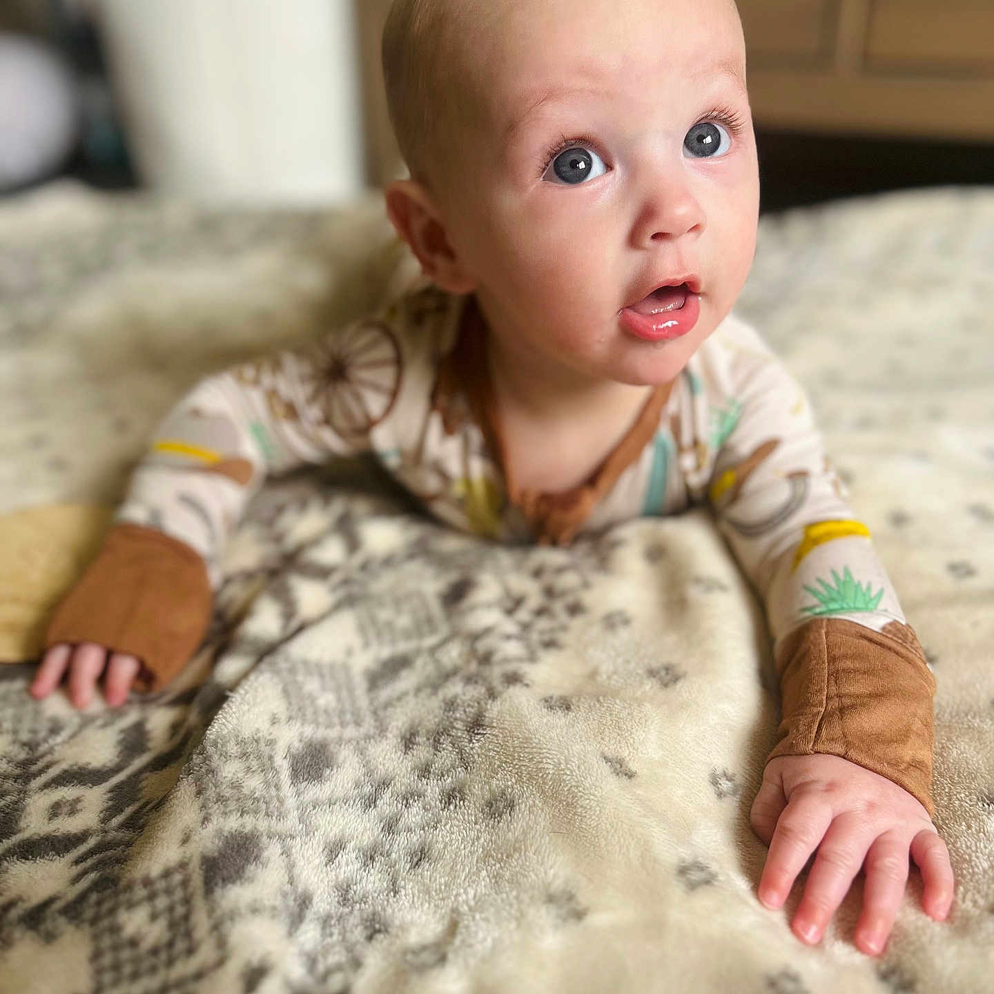Sawyer is registered to the contest to win money with this photo: arm, baby, babycrawling, blanket, bodypart, crawling, face, finger, hand, happy, head, newborn, person, photography, portrait, quilt
