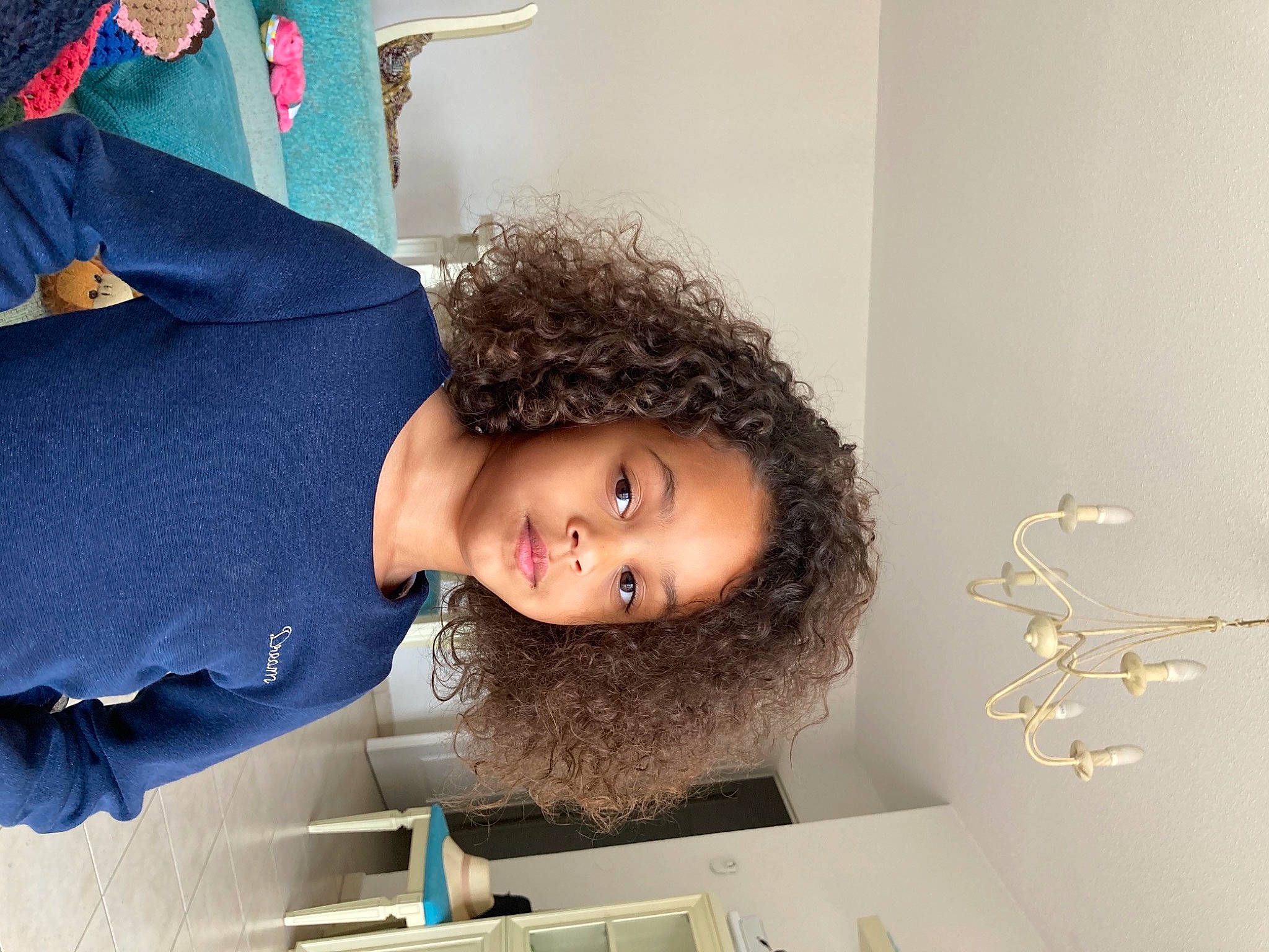 Eden participe au concours pour gagner de l'argent avec cette photo : art, child, electric_blue, fashion_design, flag, fun, happy, person, room, t_shirt, toddler, visual_arts, window